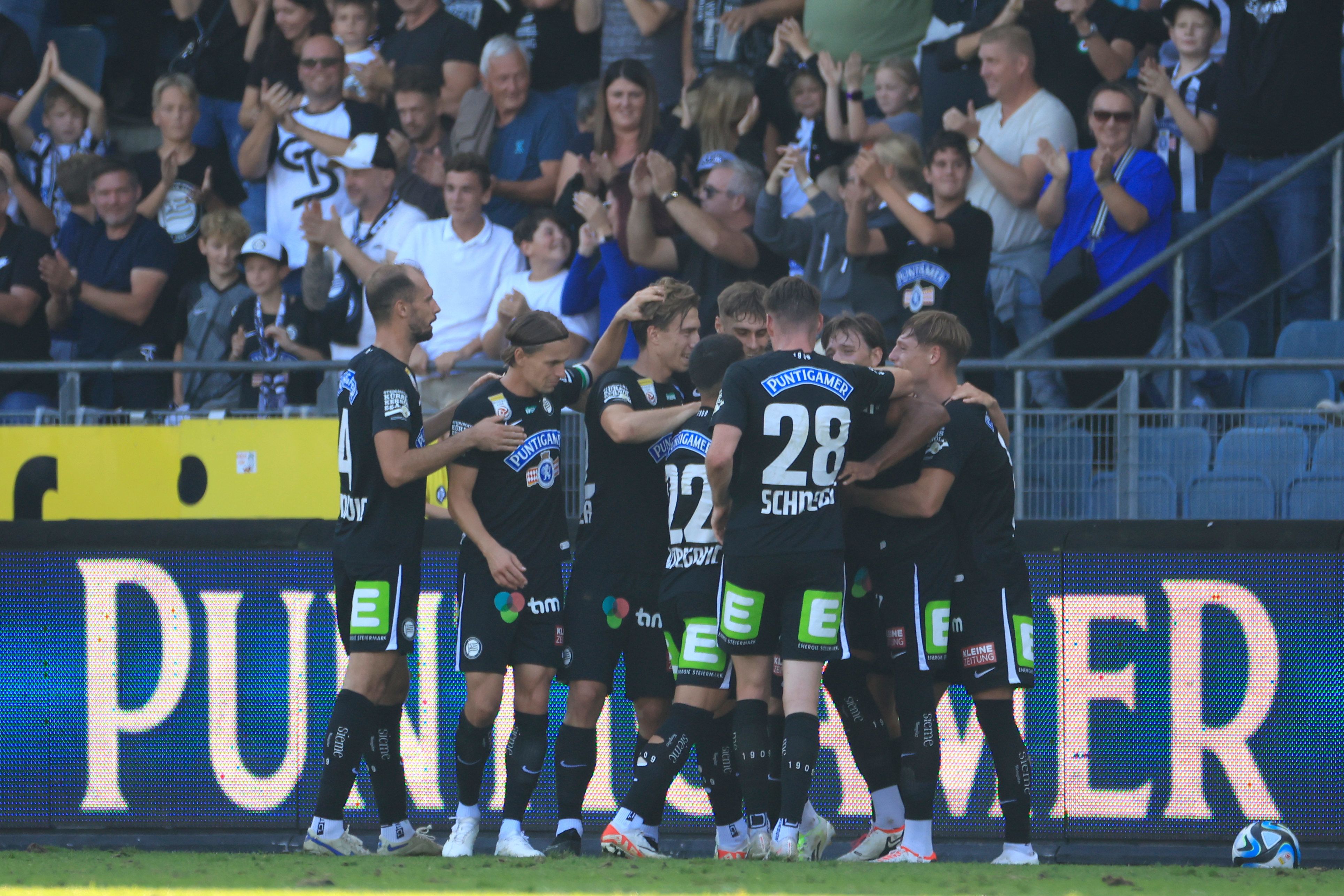 Die Sturm-Spieler feiern den Goldtorschützen Wüthrich.