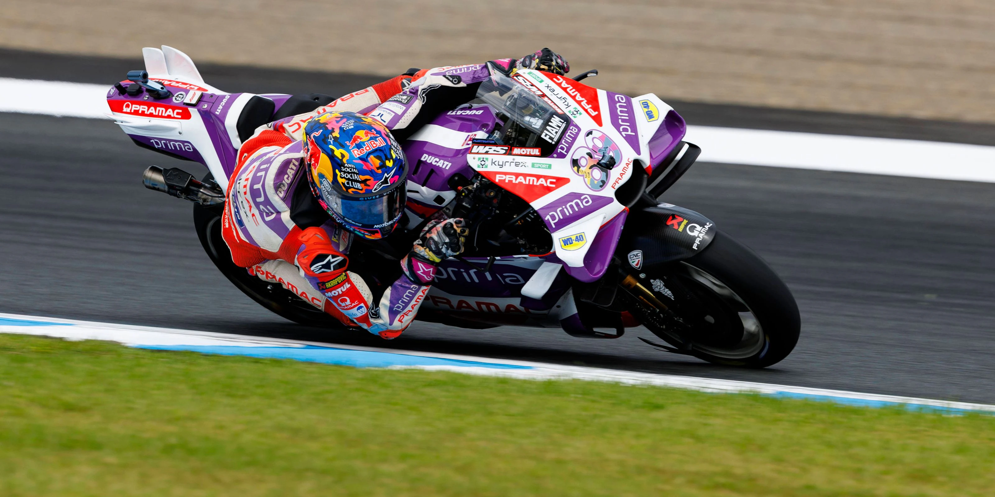 Jorge Martin rast duch die Regentropfen.