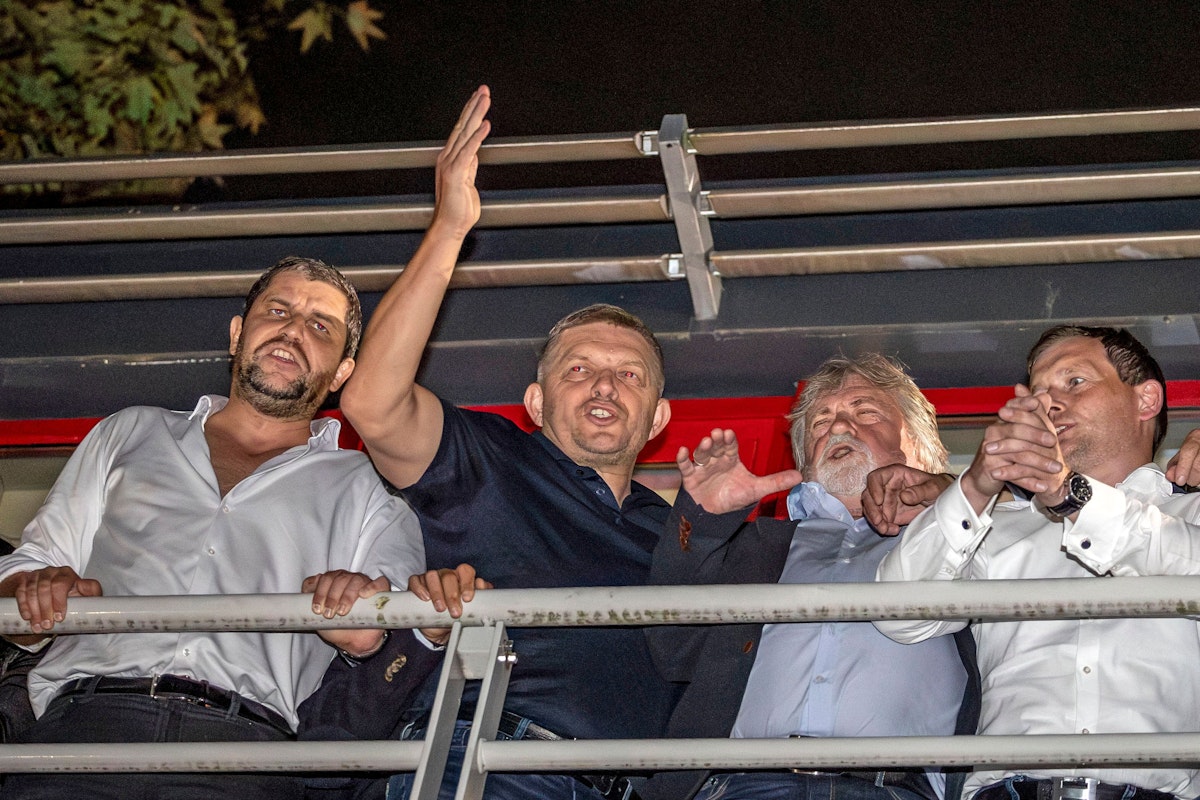 Download von www.picturedesk.com am 01.10.2023 (07:27).  Smer-SSD party leader and Slovakia's former Primer Minister Robert Fico (2nd L) celebrates his victory in the general elections alongside party members at the party's headquarters in Bratislava on October 1, 2023. The populist Smer-SD party is in the lead in a tight Slovak election, partial results showed on October 1, 2023, despite exit polls predicting that their rival centrists Progressive Slovakia would come first. (Photo by TOMAS BENEDIKOVIC / AFP) - 20231001_PD0557 - Rechteinfo: Rights Managed (RM) Nur für redaktionelle Nutzung! Werbliche Nutzung erfordert Freigabe: bitte schicken Sie uns eine Anfrage.
