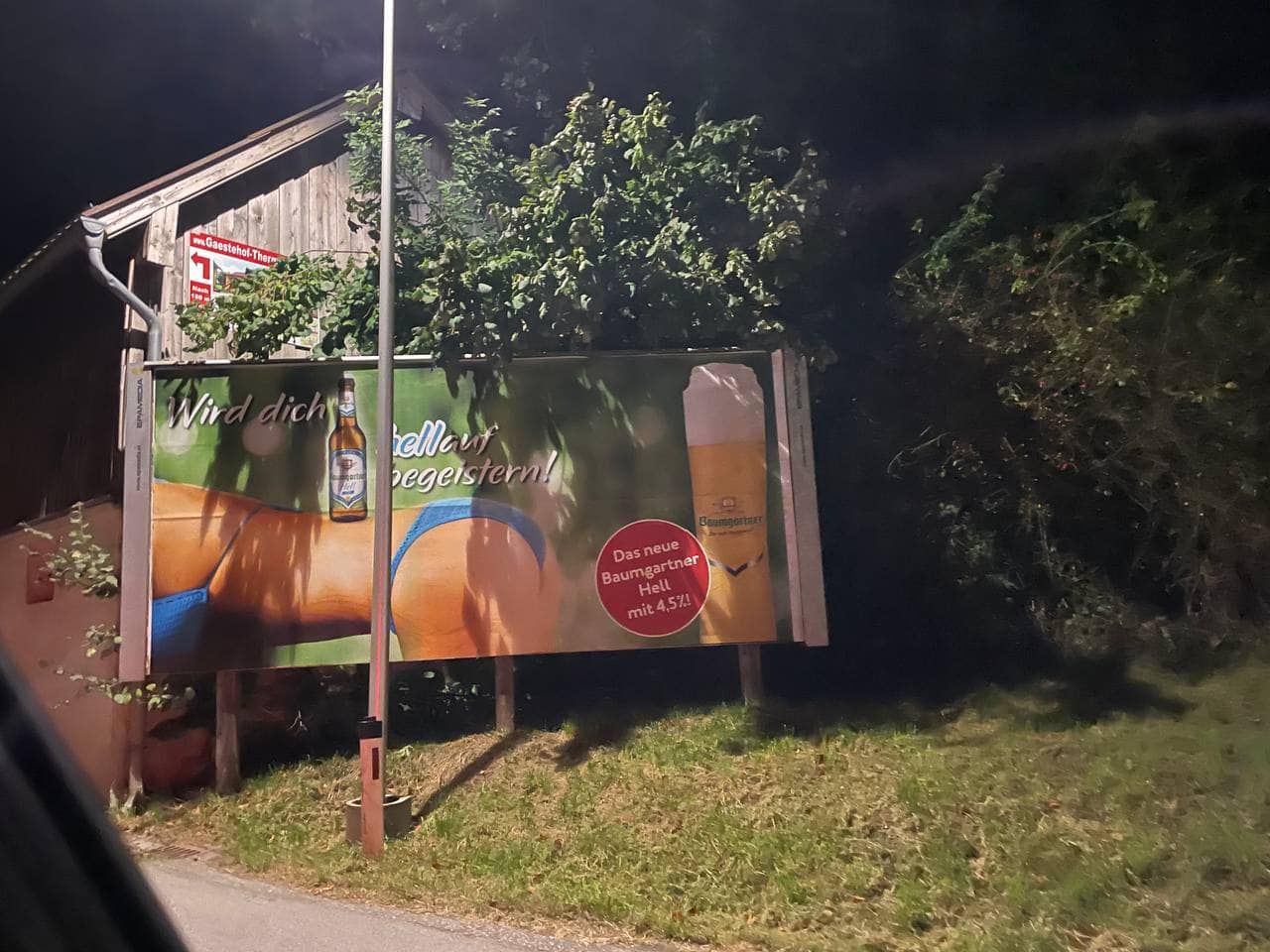 Sorgt für Aufregung: Ein neues Werbeplakat der Innviertler Brauerei Baumgartner Bier. 