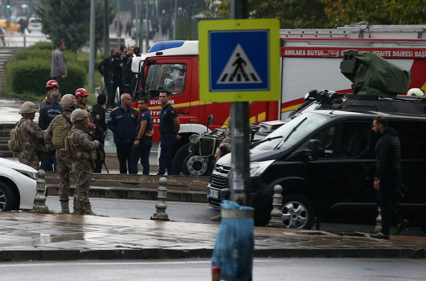 Zwei Terroristen hätten sich gegen 9.30 Uhr Ortszeit in einem leichten Militärfahrzeug dem Eingang der Sicherheitsdirektion des Ministeriums genähert und dort einen Sprengstoffanschlag verübt, teilte das Innenministerium mit.