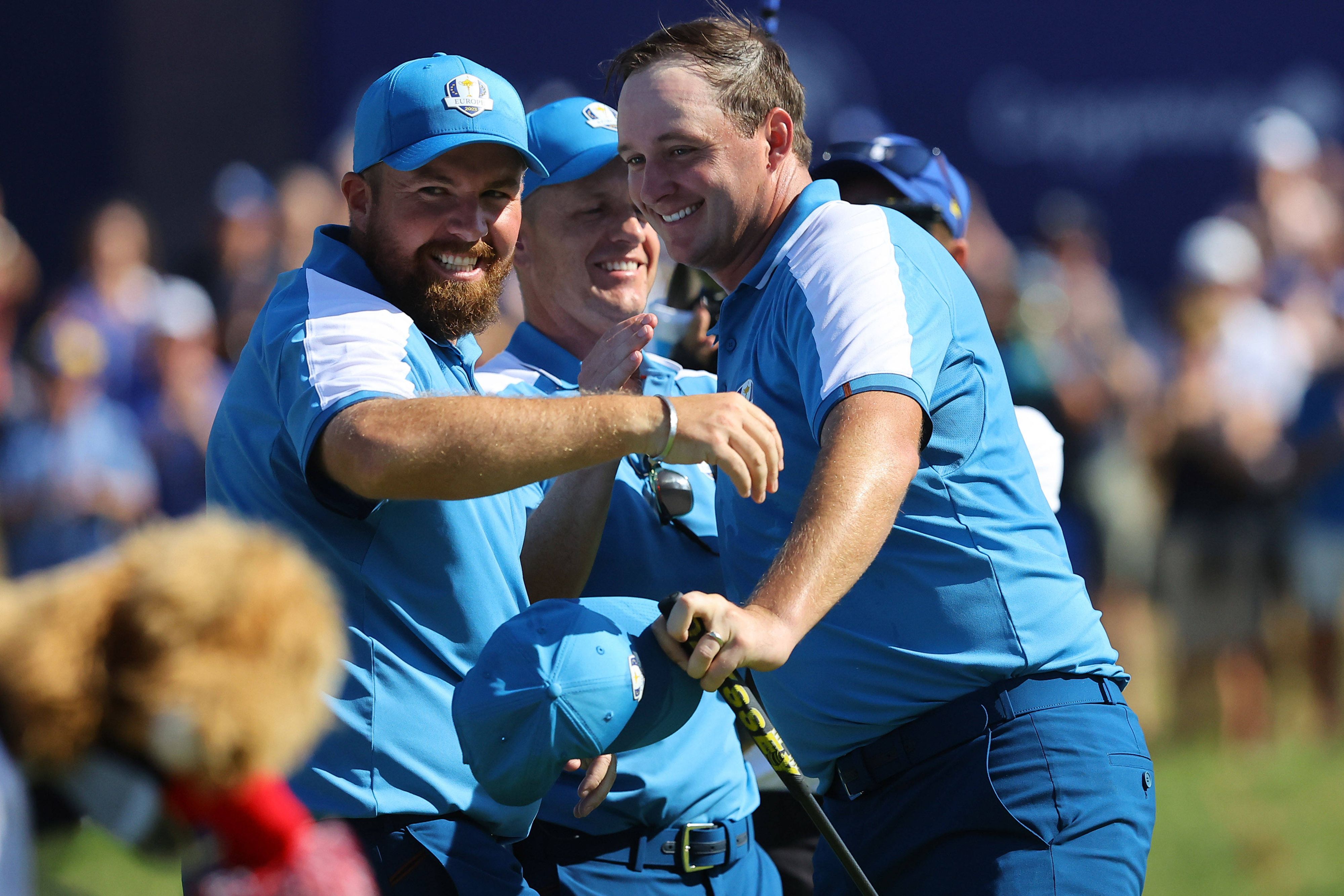 Straka (r.) jubelt mit seinen Teamkollegen.