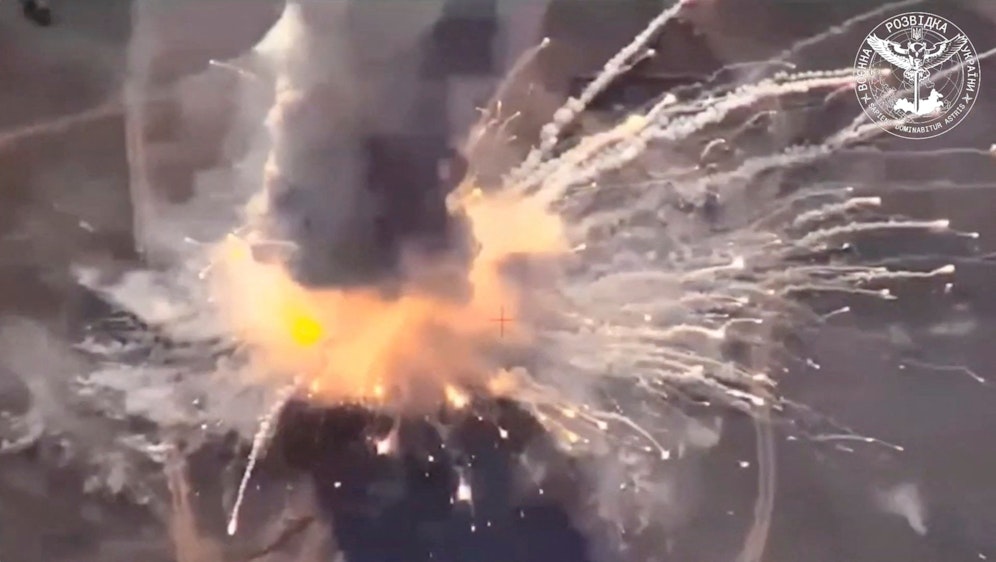 Durch Raketentrümmer sollen Lagergebäude auf der Krim beschädigt worden sein.