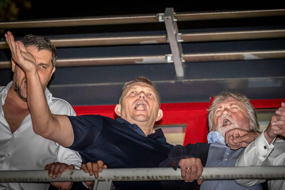 Download von www.picturedesk.com am 01.10.2023 (07:27).  Smer-SSD party leader and Slovakia's former Primer Minister Robert Fico (2nd L) celebrates his victory in the general elections alongside party members at the party's headquarters in Bratislava on October 1, 2023. The populist Smer-SD party is in the lead in a tight Slovak election, partial results showed on October 1, 2023, despite exit polls predicting that their rival centrists Progressive Slovakia would come first. (Photo by TOMAS BENEDIKOVIC / AFP) - 20231001_PD0563 - Rechteinfo: Rights Managed (RM) Nur für redaktionelle Nutzung! Werbliche Nutzung erfordert Freigabe: bitte schicken Sie uns eine Anfrage.