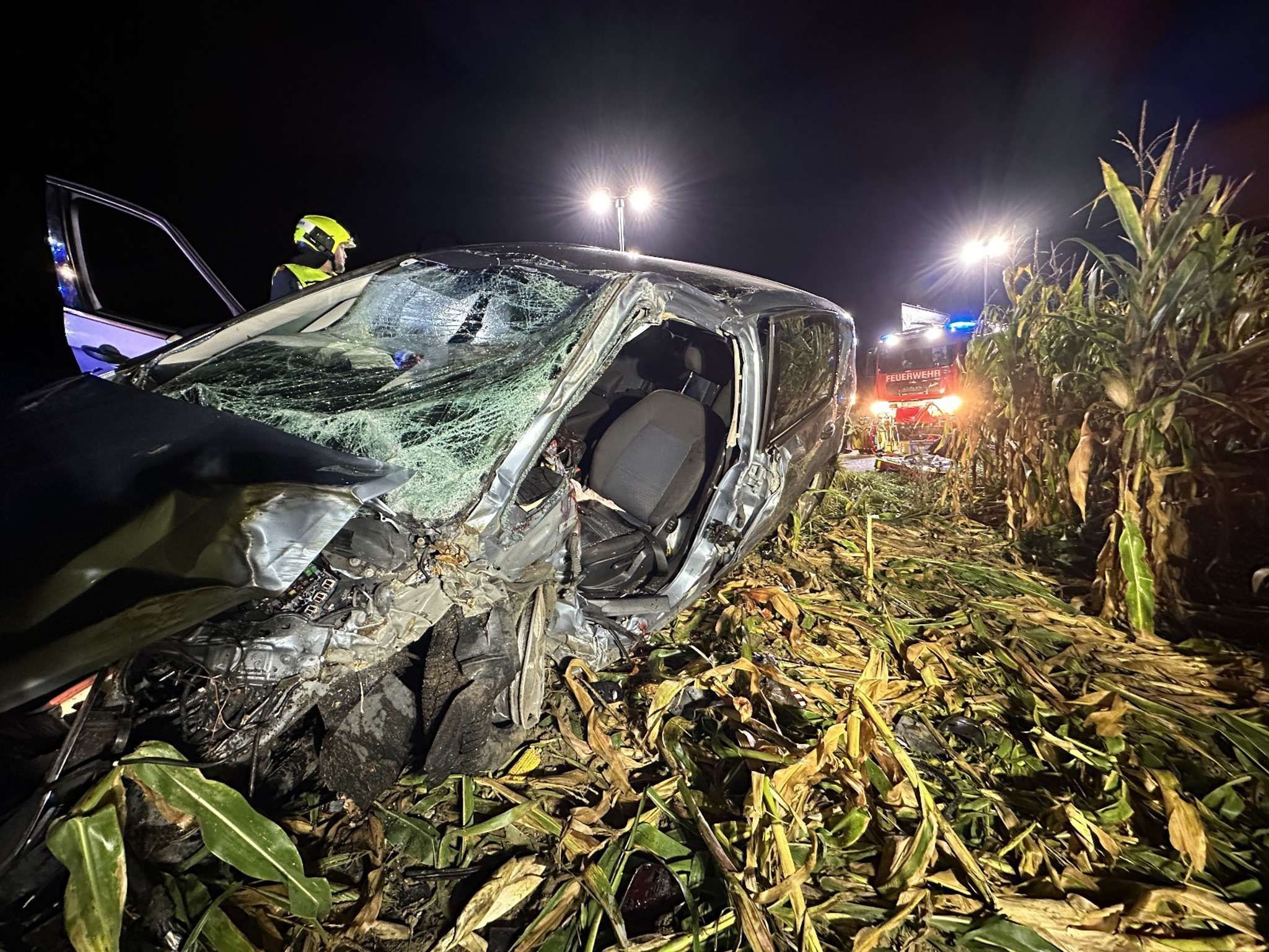 Auto gegen Baum: 3 Verletzte bei Unfall bei Phyra