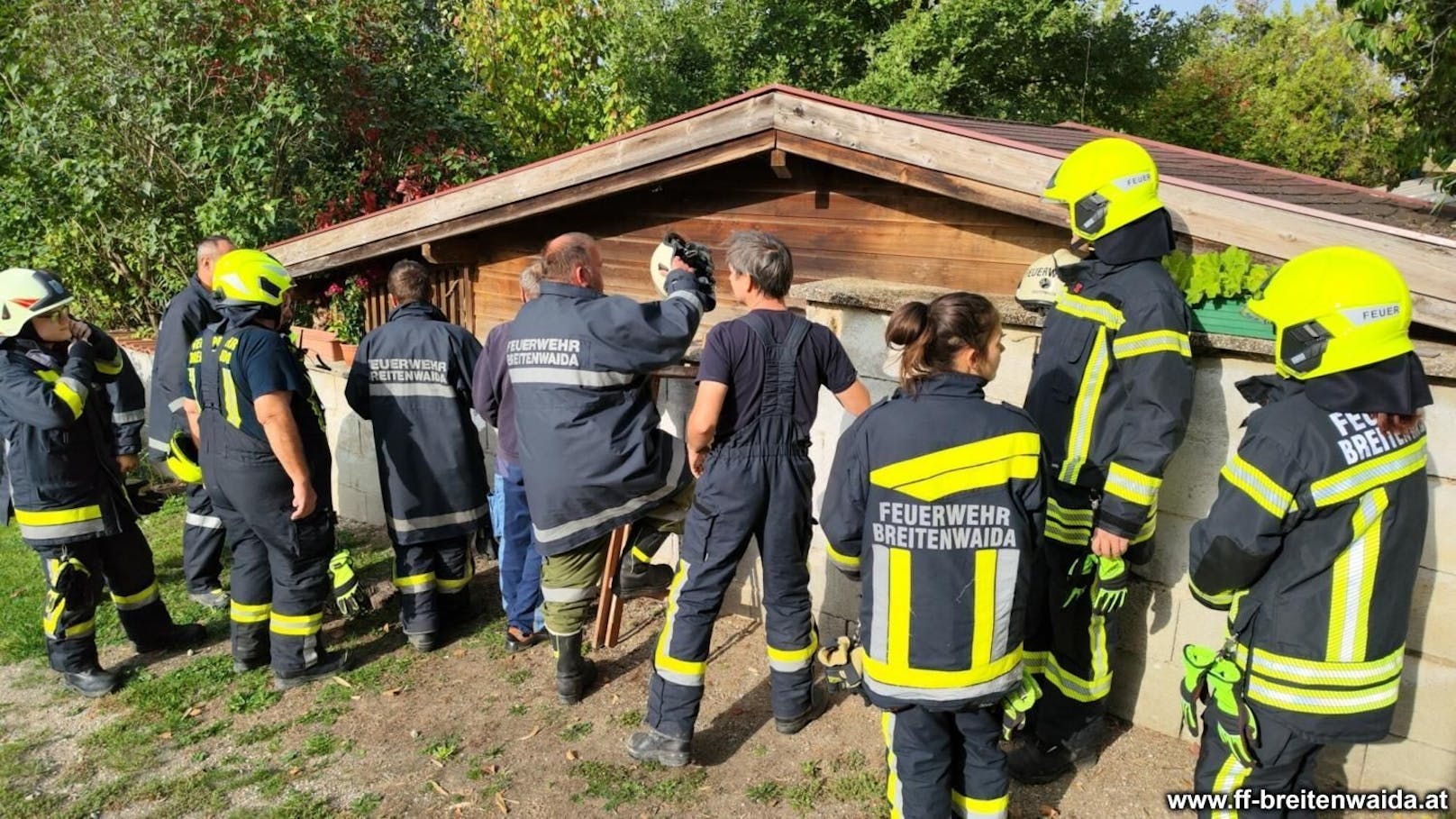 ... und blieb zwischen einer Mauer und einer Gartenhütte stecken.