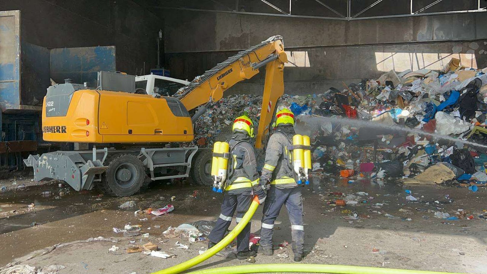 Großbrand in Müllentsorgungsbetrieb fordert Feuerwehren