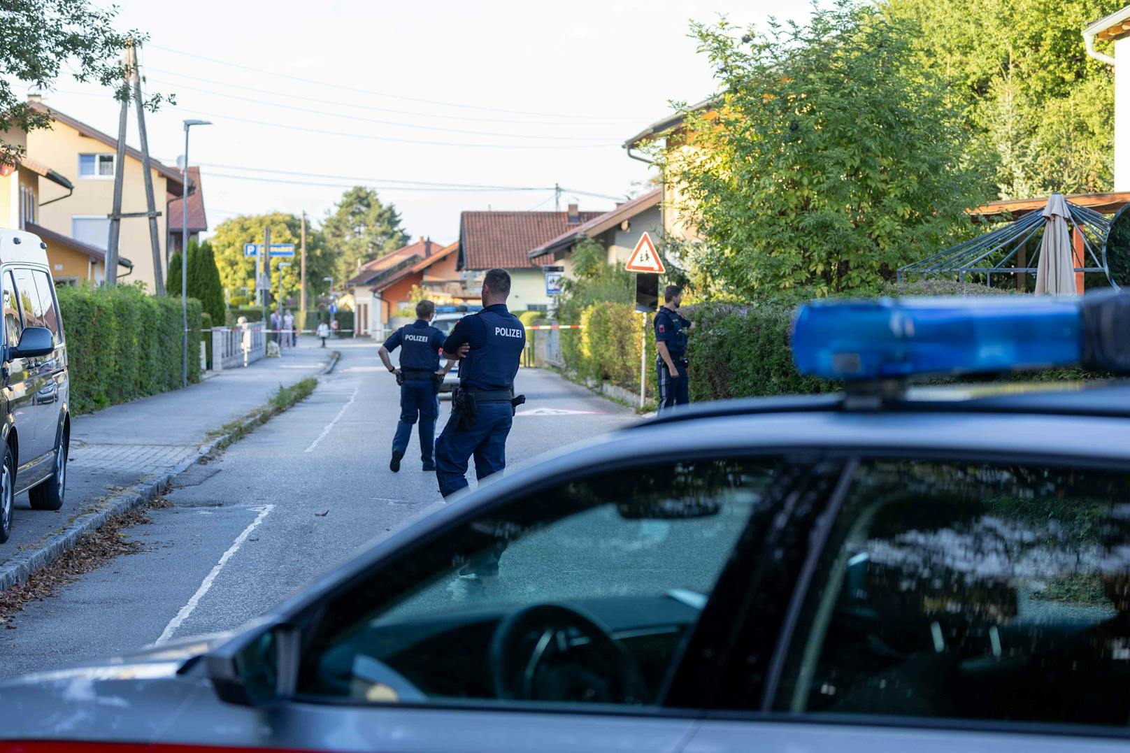 Polizei- und Rettungs-Großeinsatz in Uttendorf im Bezirk Braunau: Ein 44-jähriger Mann soll am Sonntag mit dem Ehemann seiner Schwester in Streit geraten sein.&nbsp;