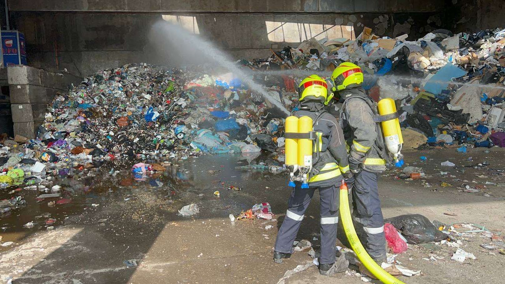 In einer Halle eines Müllentsorgungsunternehmens in Wörth bei Pöchlarn brach Feuer aus.