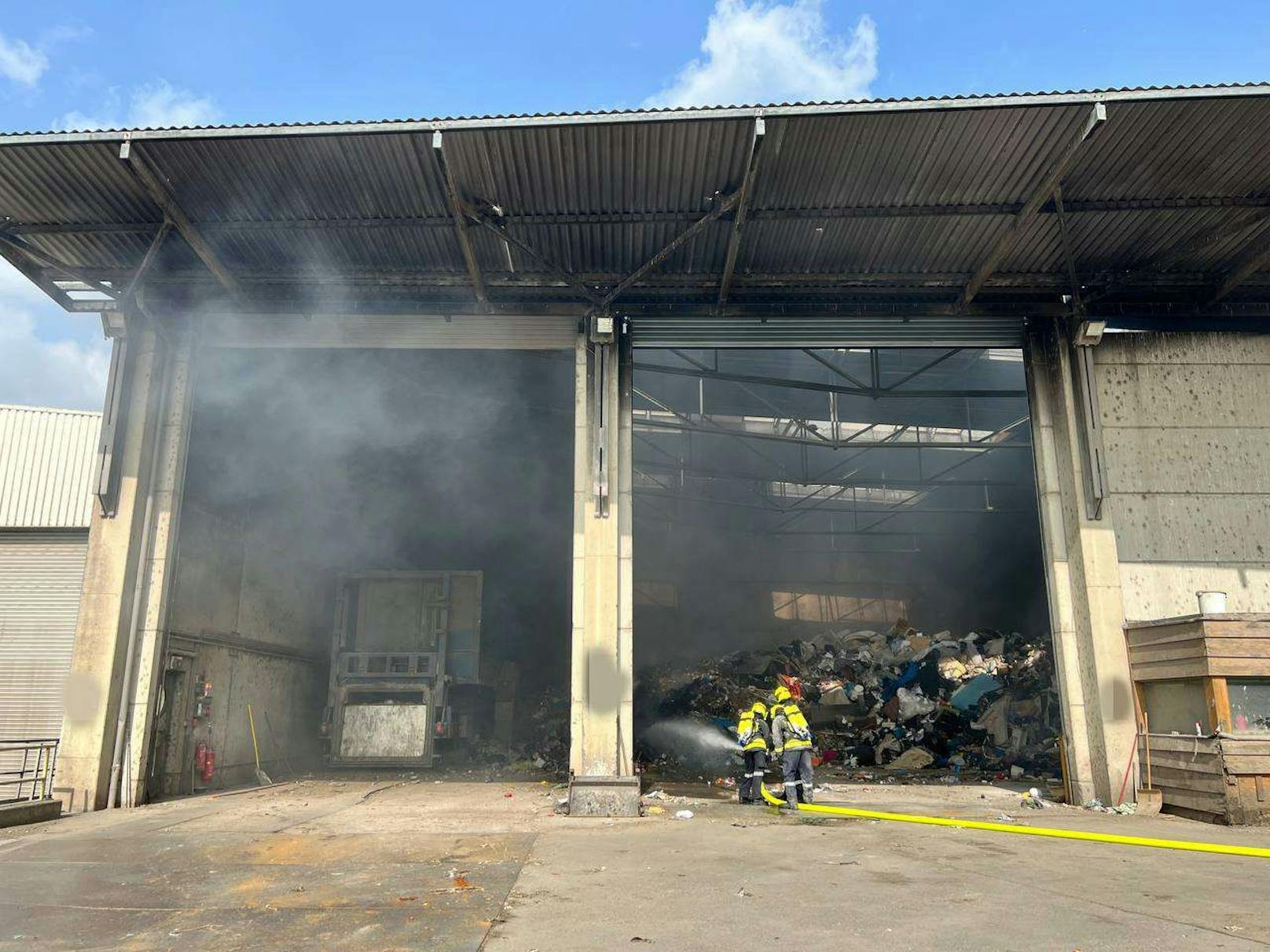 Die Halle war aufgrund des Brandes massiv verraucht.