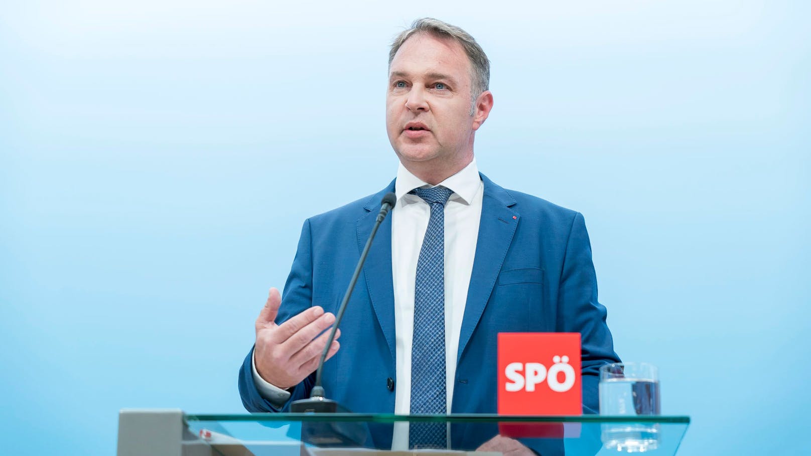 SPÖ-Chef Andreas Babler fischt in türkisen Gewässern.