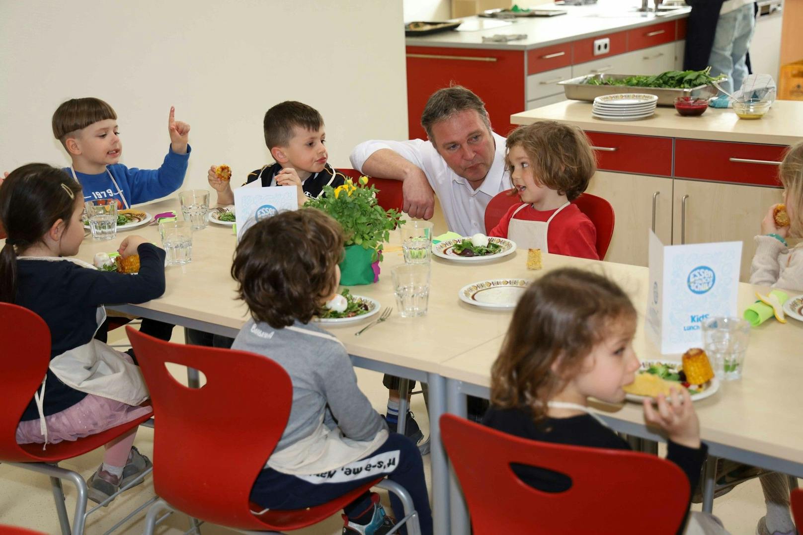 Die Kosten für das Essen sind sozial nach dem Einkommen der Eltern gestaffelt.&nbsp;