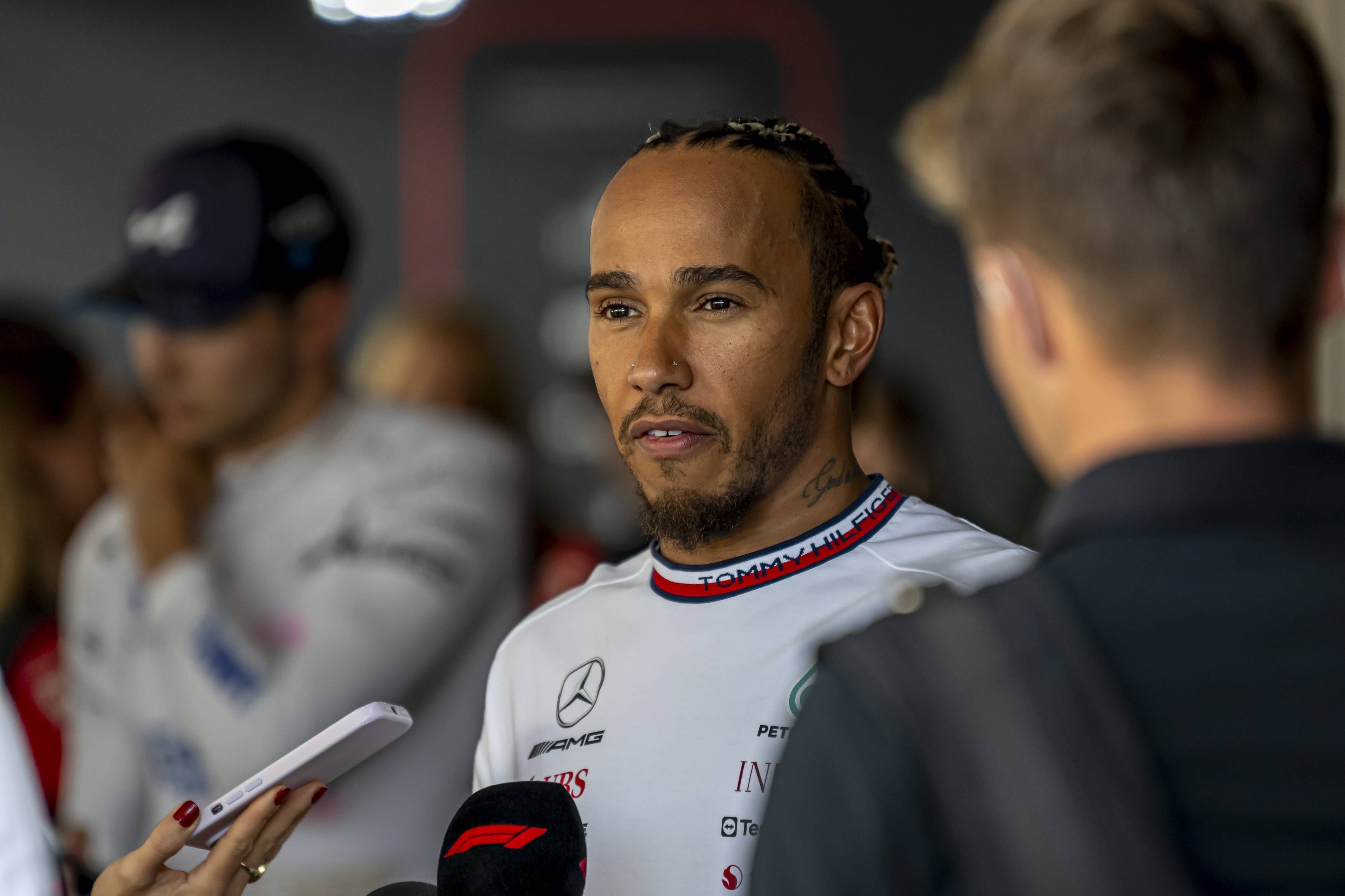 Lewis Hamilton hat viel zu tun.