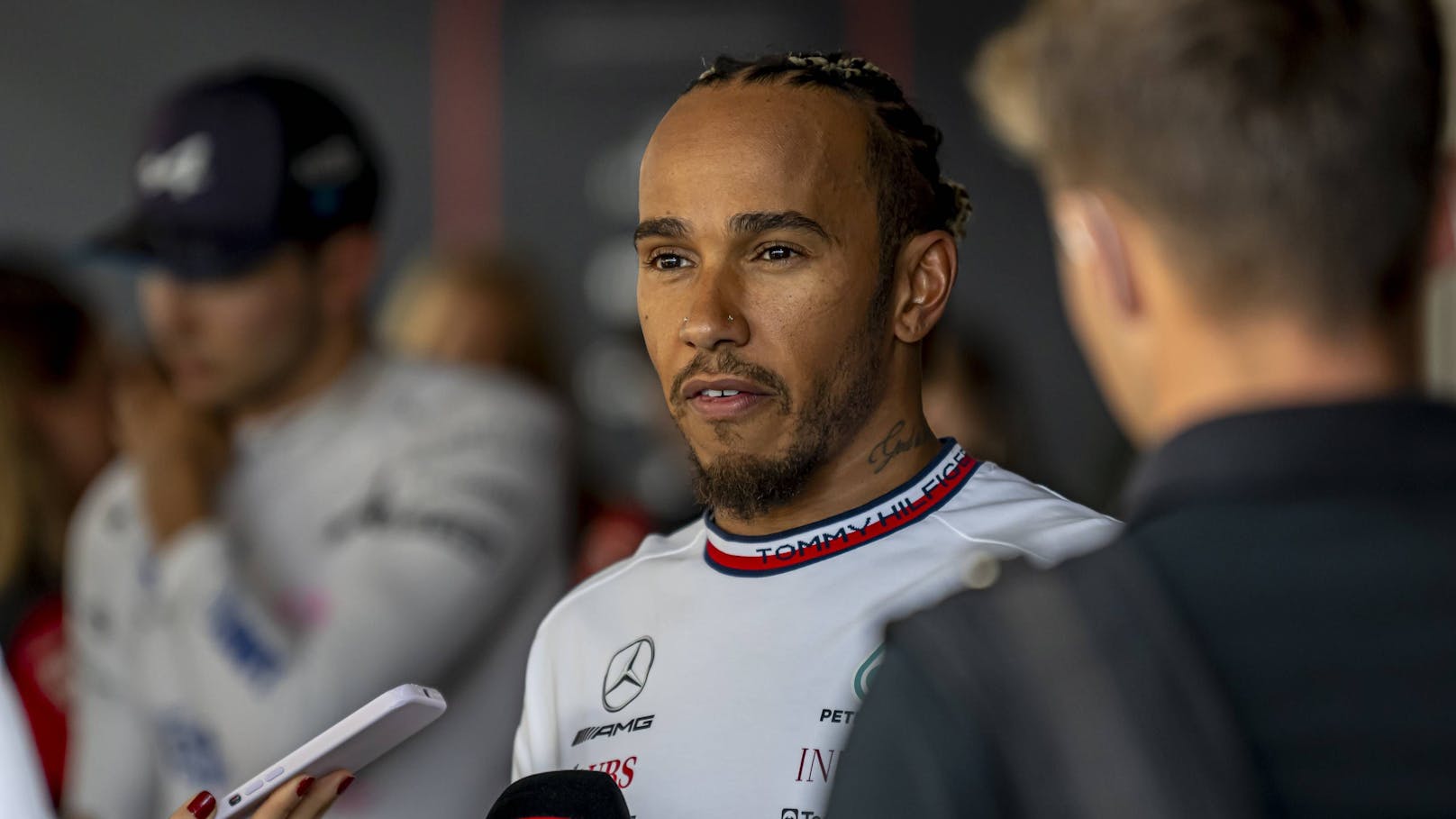 Lewis Hamilton hat viel zu tun.