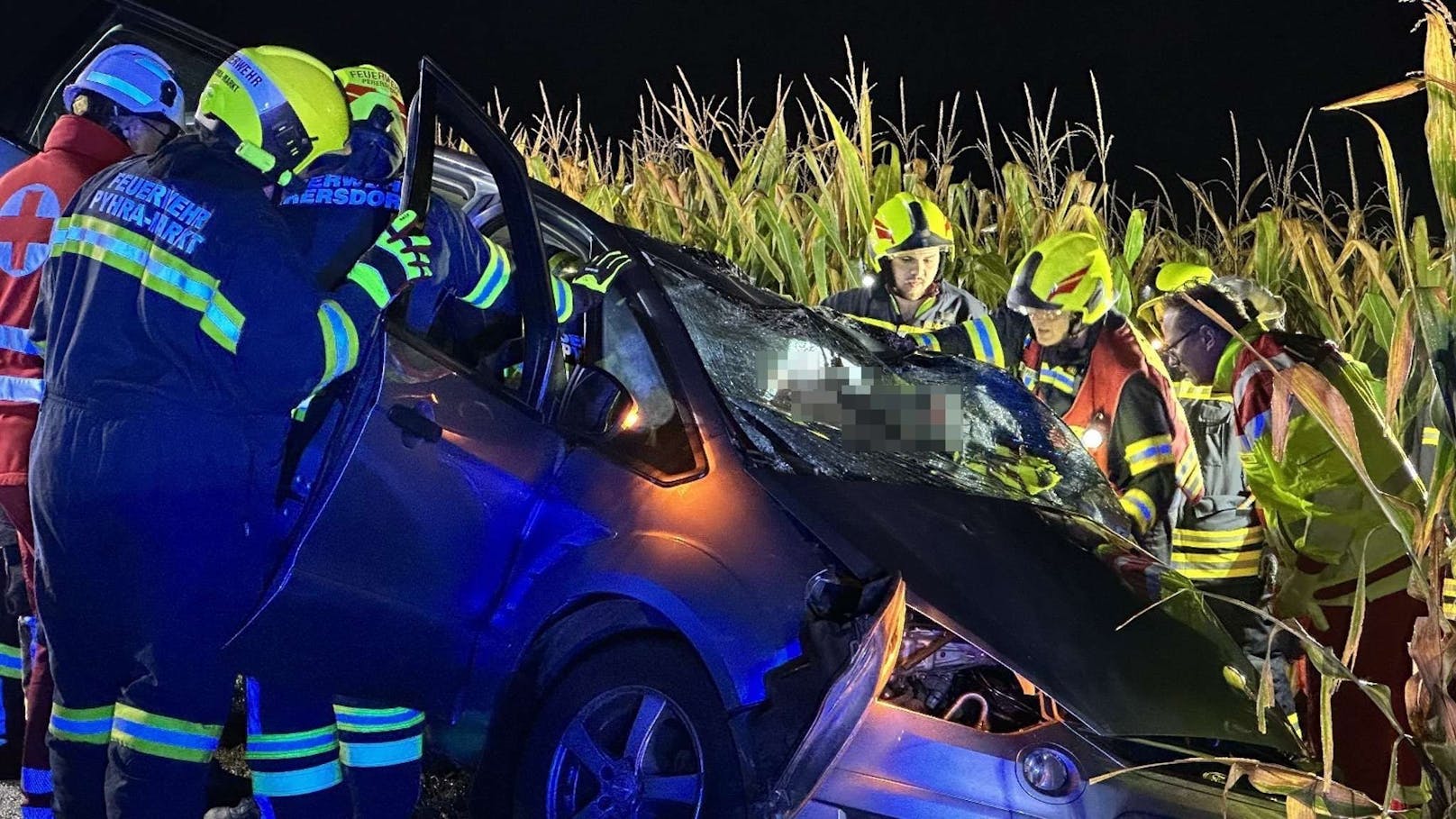 Auto gegen Baum: 3 Verletzte bei Unfall bei Pyhra.