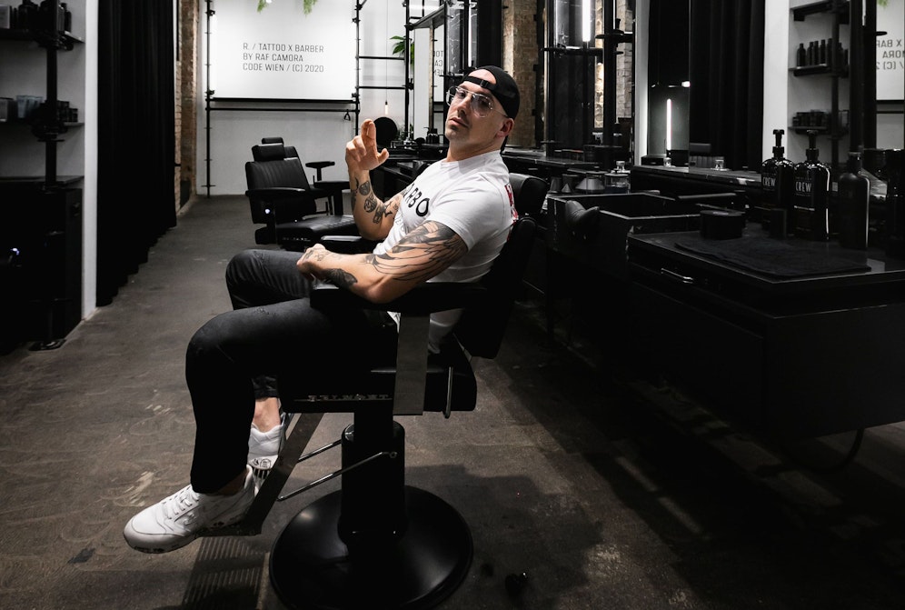 RAF Camora eröffnete sein zweites Tattoo-Studio, die Fans waren begeistert.