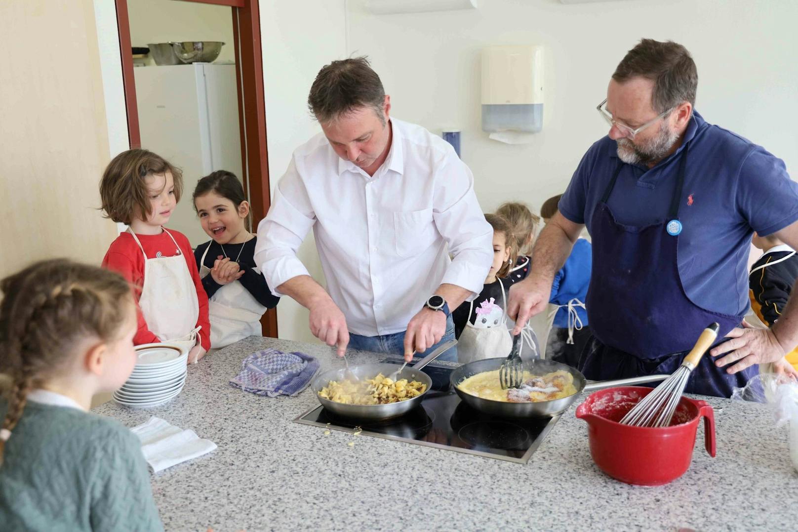 Traiskirchens Bürgermeister und SPÖ-Vorsitzender Andreas Babler hat mit Ex-NEOS-Politiker und Hotelier Sepp Schellhorn die "Volxküche" gestartet.