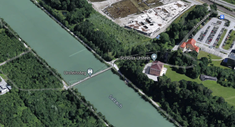 Die Frau wurde etwa mittig zwischen Ursteinsteg und dem Bootshaus des Ruderclubs Salzburg in Hallein-Rif gefunden.