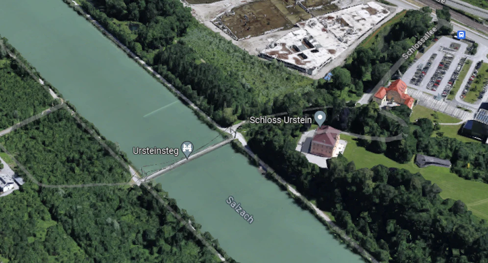 Die Frau wurde etwa mittig zwischen Ursteinsteg und dem Bootshaus des Ruderclubs Salzburg in Hallein-Rif gefunden.