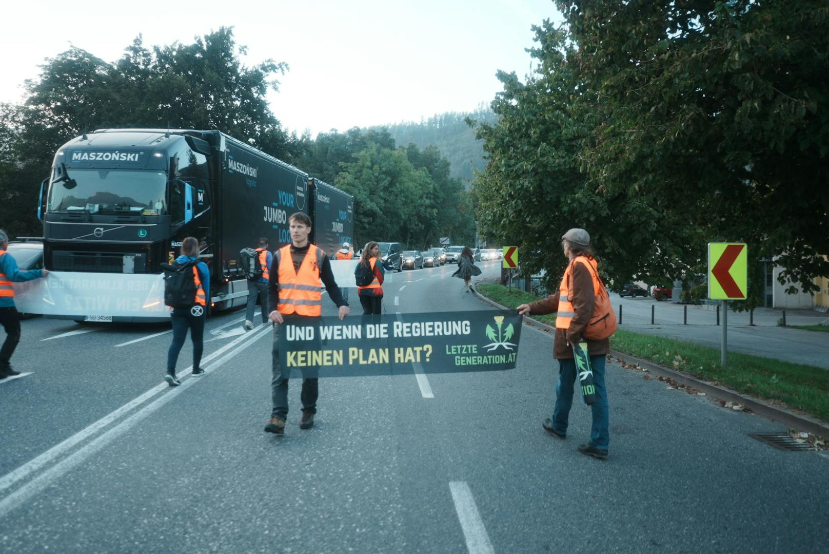 Mit einem Sitzstreik auf der Kreuzung Pfannhausstraße/Stadtgraben protestierte die "Letzte Generation" am Montag erstmals in Hall in Tirol "gegen die Säumigkeit der Regierung trotz der Katastrophen und dramatischen Temperaturrekorde dieses Sommers."