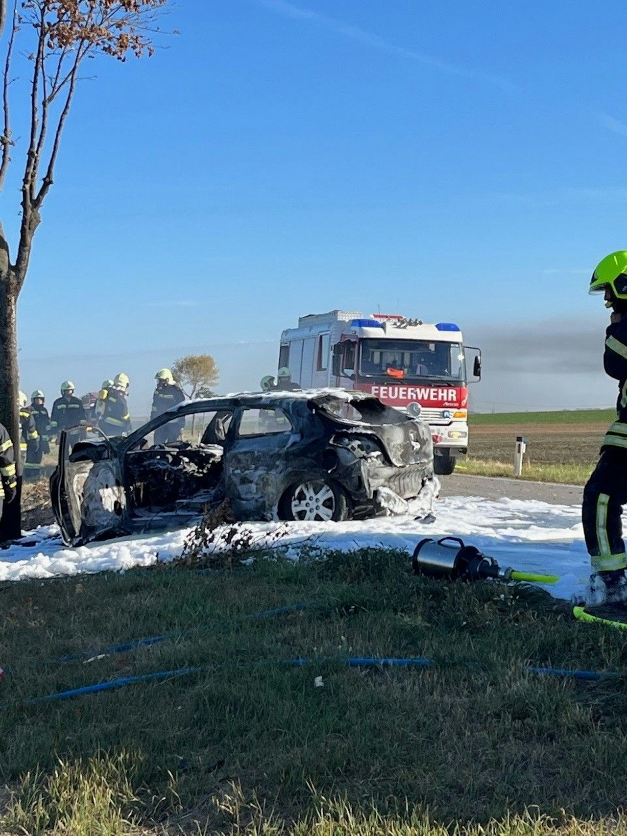 Heute.at - Ersthelfer retten Lenker aus brennendem Auto