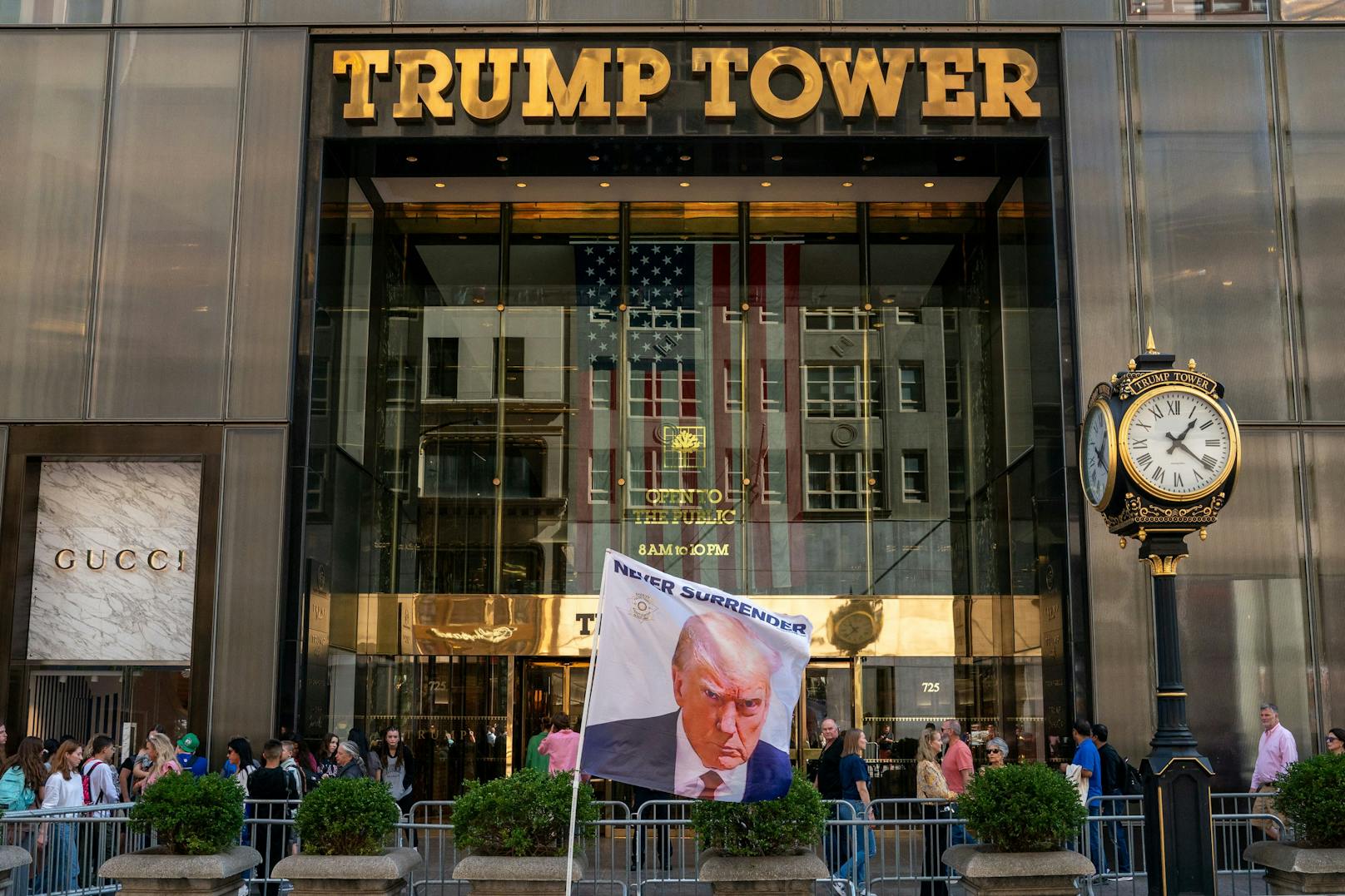 Er wurde am Montag von seinem Trump Tower zum Gerichtsgebäude gefahren.