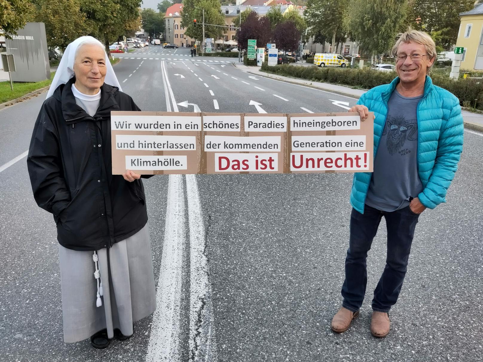 Mit einem Sitzstreik auf der Kreuzung Pfannhausstraße/Stadtgraben protestierte die "Letzte Generation" am Montag erstmals in Hall in Tirol "gegen die Säumigkeit der Regierung trotz der Katastrophen und dramatischen Temperaturrekorde dieses Sommers."