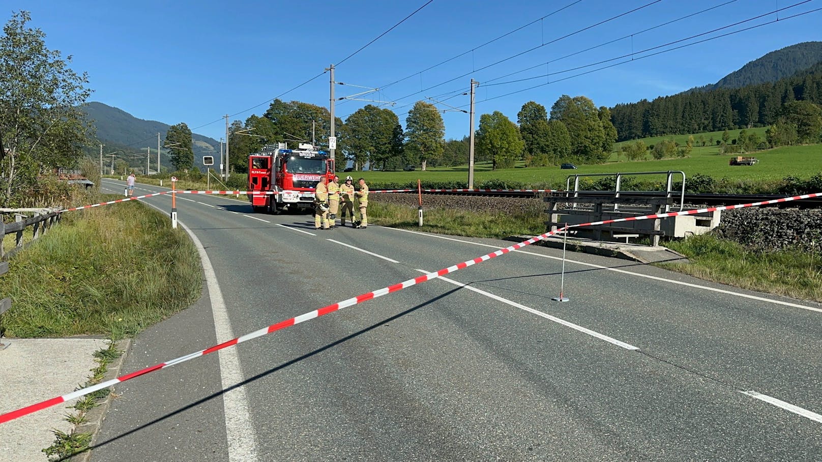 Mutmaßlich aufgrund von Sekundenschlaf knallte ein 53-jähriger Postler am 2. Oktober 2023 mit seinem Wagen gegen einen Oberleitungsmasten der ÖBB bei Brixen im Thale und löste damit ein doppeltes Verkehrschaos aus.