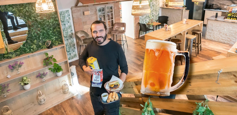 Eduardo Rafael Madrid Casas (30) aus Caracas (Venezuela) mit seinen Bestsellern: Arepas, das ist ein gefülltes Fladenbrot aus Maisteig, und Tequeños, das sind kleine Käsesticks sowie mit Maismehl und Kaffee. Das venezolanische Polar-Bier wird eiskalt serviert.