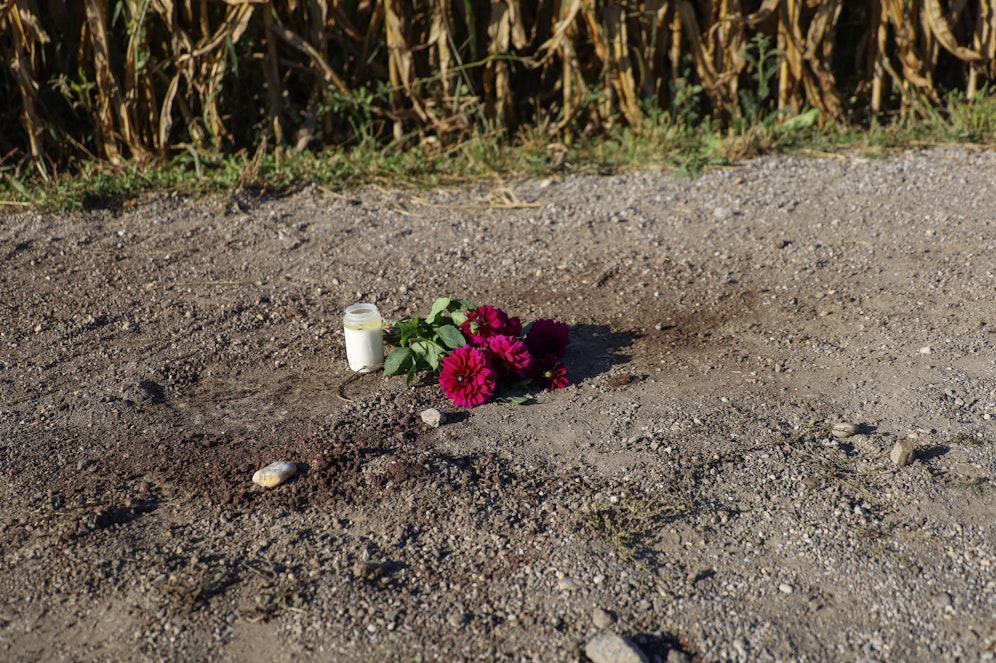 An der Stelle, an der die Joggerin getötet wurde, wurden bereits Blumen und Kerzen abgelegt.