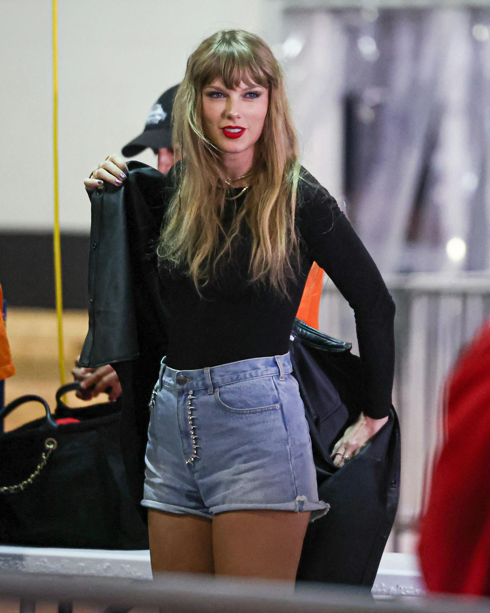Taylor Swift zeigte sich mit rotem Lippenstift, kurzer Jeans, langem schwarzen Shirt und einer Lederjacke im Stadion.