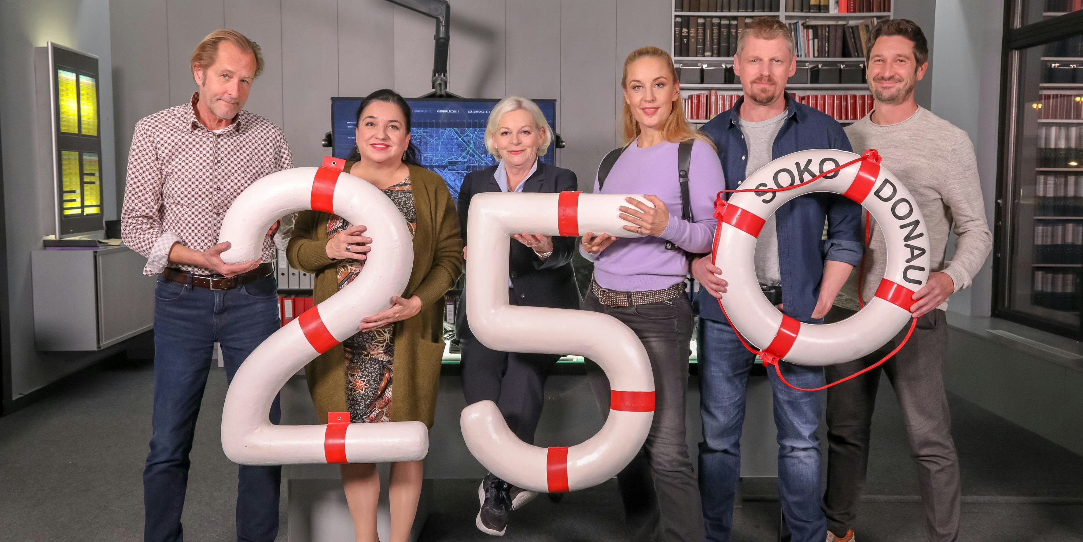 "Soko Donau", ""Der große Mitsch" - 250. Folge des ORF/ZDF-Krimiserienhits in Spielfilmlänge." Grund zum Feiern für die "Soko Donau"! Wenn die Erfolgs-Cops am Dienstag, dem 3. Oktober 2023, um 20.15 Uhr in ORF 1 zum Auftakt der neuen Folgen der 17. und 18. Staffel zu ihrem neuesten Fall gerufen werden, steht ein Jubiläum auf dem Dienstplan. "Der große Mitsch" beschäftigt die Ermittler:innen der beliebten ORF/ZDF-Krimiserie bei ihrem 250. Einsatz in Spielfilmlänge rund um eine erdrosselte Escort-Dame und Sterne aus dem Sisi-Diadem. Viel zu tun also für das Team von Brigitte Kren (seit Staffel XIV) - Andreas Kiendl (seit Staffel XV), Martin Gruber (seit Staffel XVII), Lilian Klebow (seit Staffel I), Maria Happel (seit Staffel VI) und Helmut Bohatsch (seit Staffel I).Im Bild (v.li.): Helmut Bohatsch, Maria Happel, Brigitte Kren, Lilian Klebow, Martin Gruber, Andreas Kiendl. - Veroeffentlichung fuer Pressezwecke honorarfrei ausschliesslich fuer die redaktionelle Berichterstattung in Zusammenhang mit Sendungen oder Veranstaltungen des ORF. Foto: ORF/Satel Film/Andreas Lepsi. Andere Verwendung honorarpflichtig und nur nach schriftlicher Genehmigung der ORF-Fotoredaktion. Copyright: ORF, Hugo-Portisch-Gasse 1, A-1136 Wien, Tel. +43-(0)1-87878-13606
