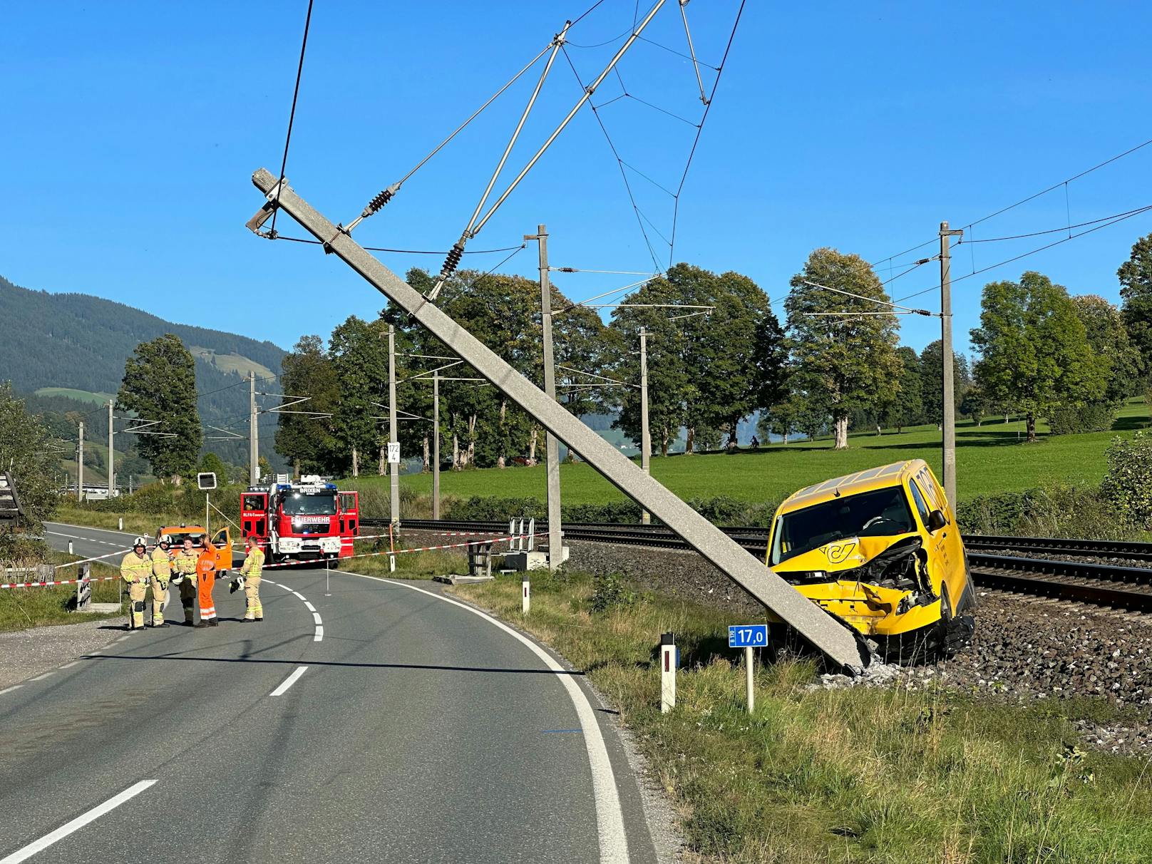 Mutmaßlich aufgrund von Sekundenschlaf knallte ein 53-jähriger Postler am 2. Oktober 2023 mit seinem Wagen gegen einen Oberleitungsmasten der ÖBB bei Brixen im Thale und löste damit ein doppeltes Verkehrschaos aus.