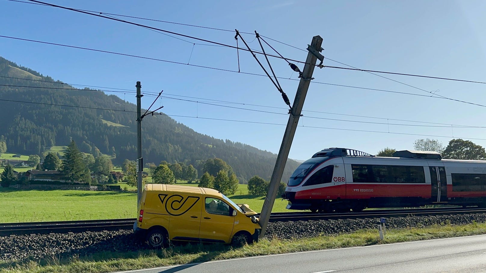 Mutmaßlich aufgrund von Sekundenschlaf knallte ein 53-jähriger Postler am 2. Oktober 2023 mit seinem Wagen gegen einen Oberleitungsmasten der ÖBB bei Brixen im Thale und löste damit ein doppeltes Verkehrschaos aus.