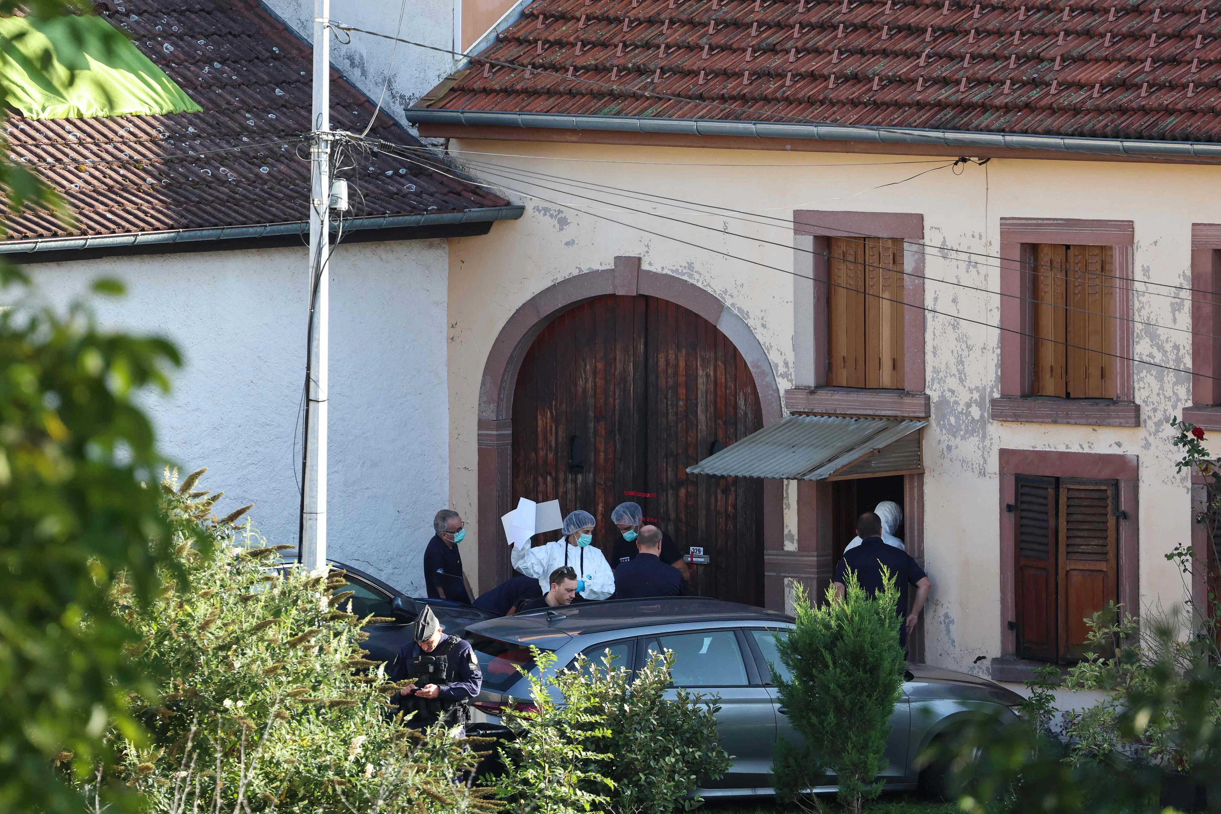Nachdem Spurenermittler am Samstag bereits bis zum Abend in dem Haus in Diespach im Einsatz waren, rückten am Sonntag Kriminalermittler einer Spezialeinheit aus dem Raum Paris an.