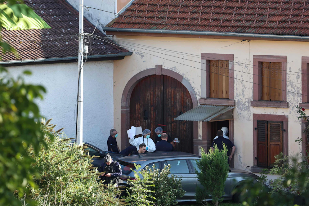 Nachdem Spurenermittler am Samstag bereits bis zum Abend in dem Haus in Diespach im Einsatz waren, rückten am Sonntag Kriminalermittler einer Spezialeinheit aus dem Raum Paris an.