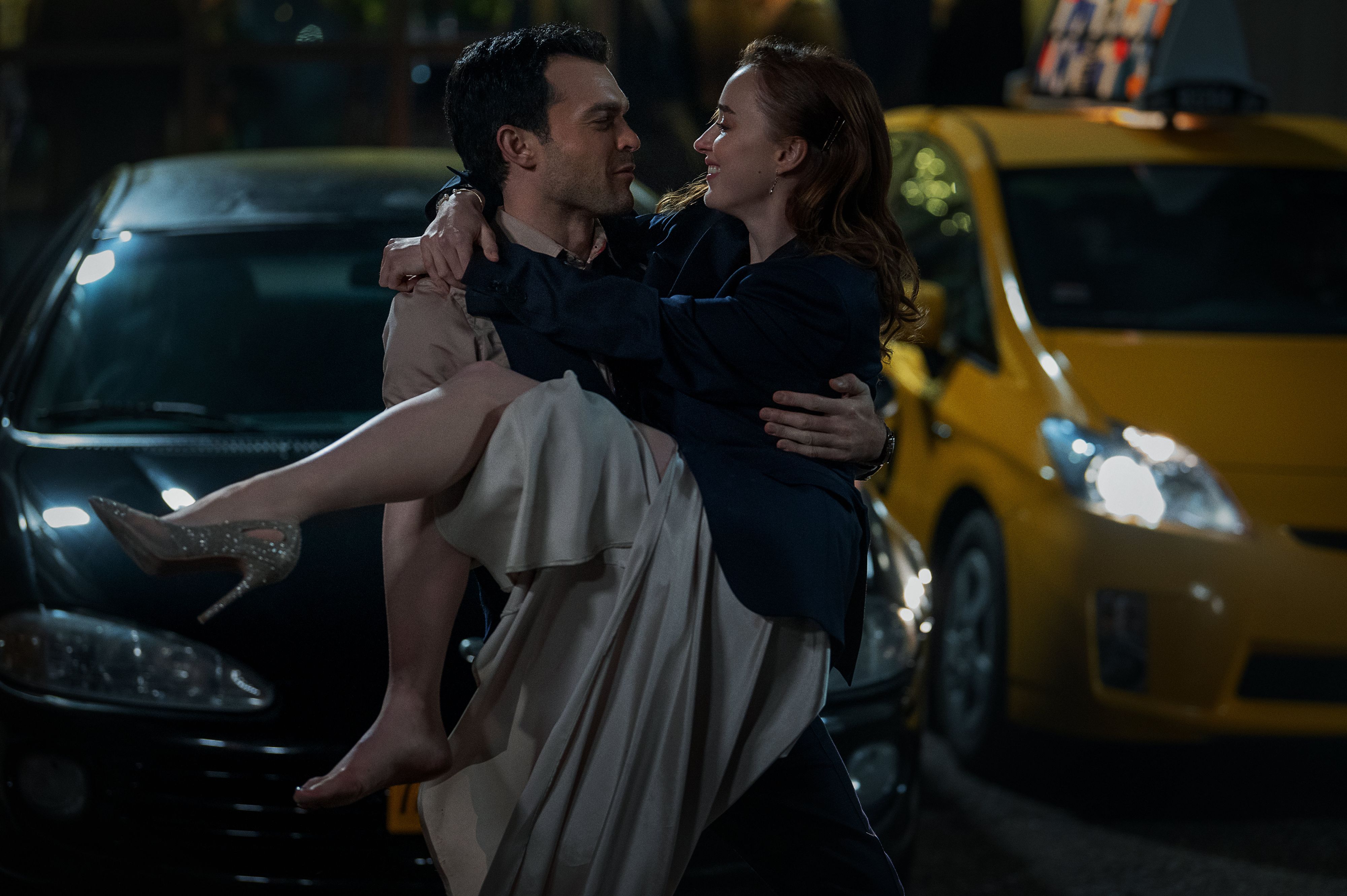 Fair Play. (L to R) Alden Ehrenreich as Luke and Phoebe Dynevor as Emily in Fair Play. Cr. Sergej Radovic / Courtesy of Netflix