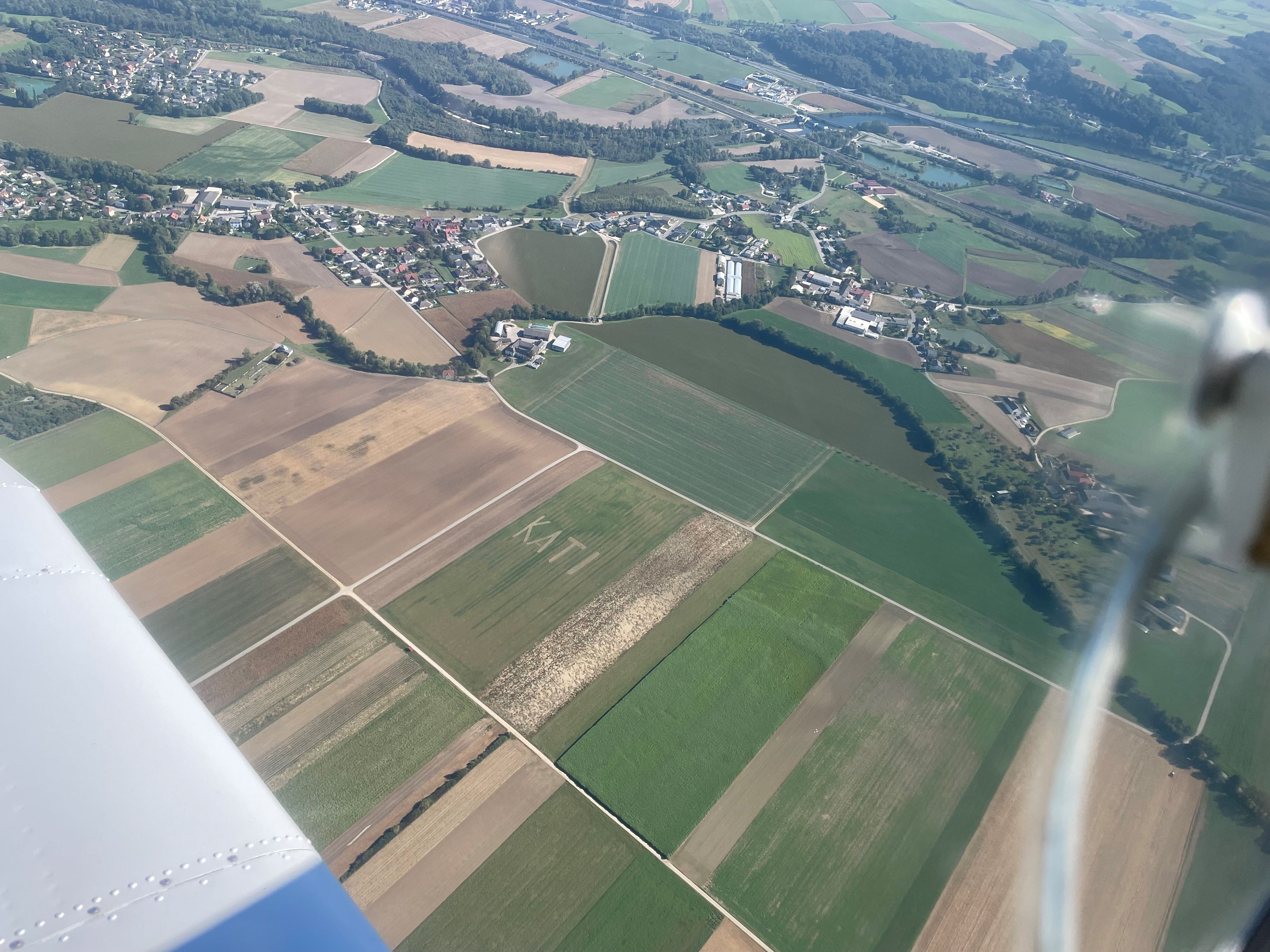 Ayleen und Magdalena entdeckten bei einem Rundflug über Ybbs den Namen im Feld.