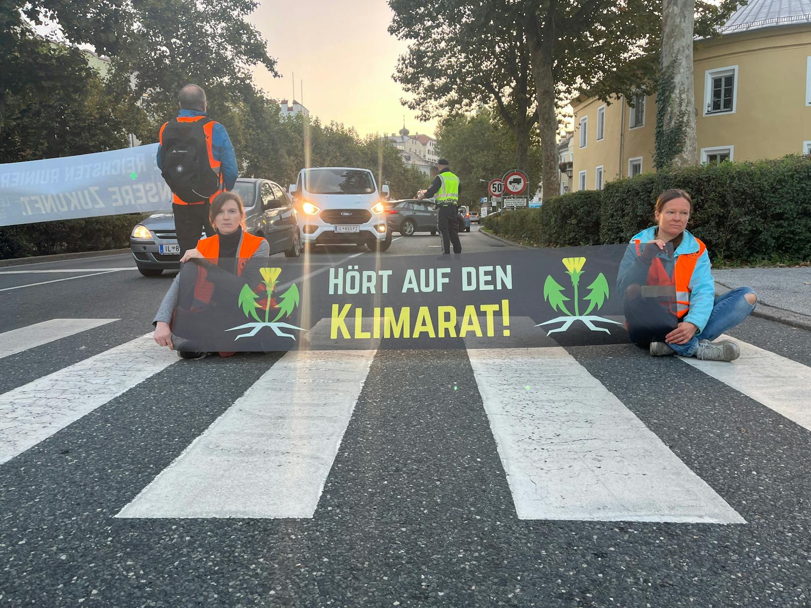 Mit einem Sitzstreik auf der Kreuzung Pfannhausstraße/Stadtgraben protestierte die "Letzte Generation" am Montag erstmals in Hall in Tirol "gegen die Säumigkeit der Regierung trotz der Katastrophen und dramatischen Temperaturrekorde dieses Sommers."