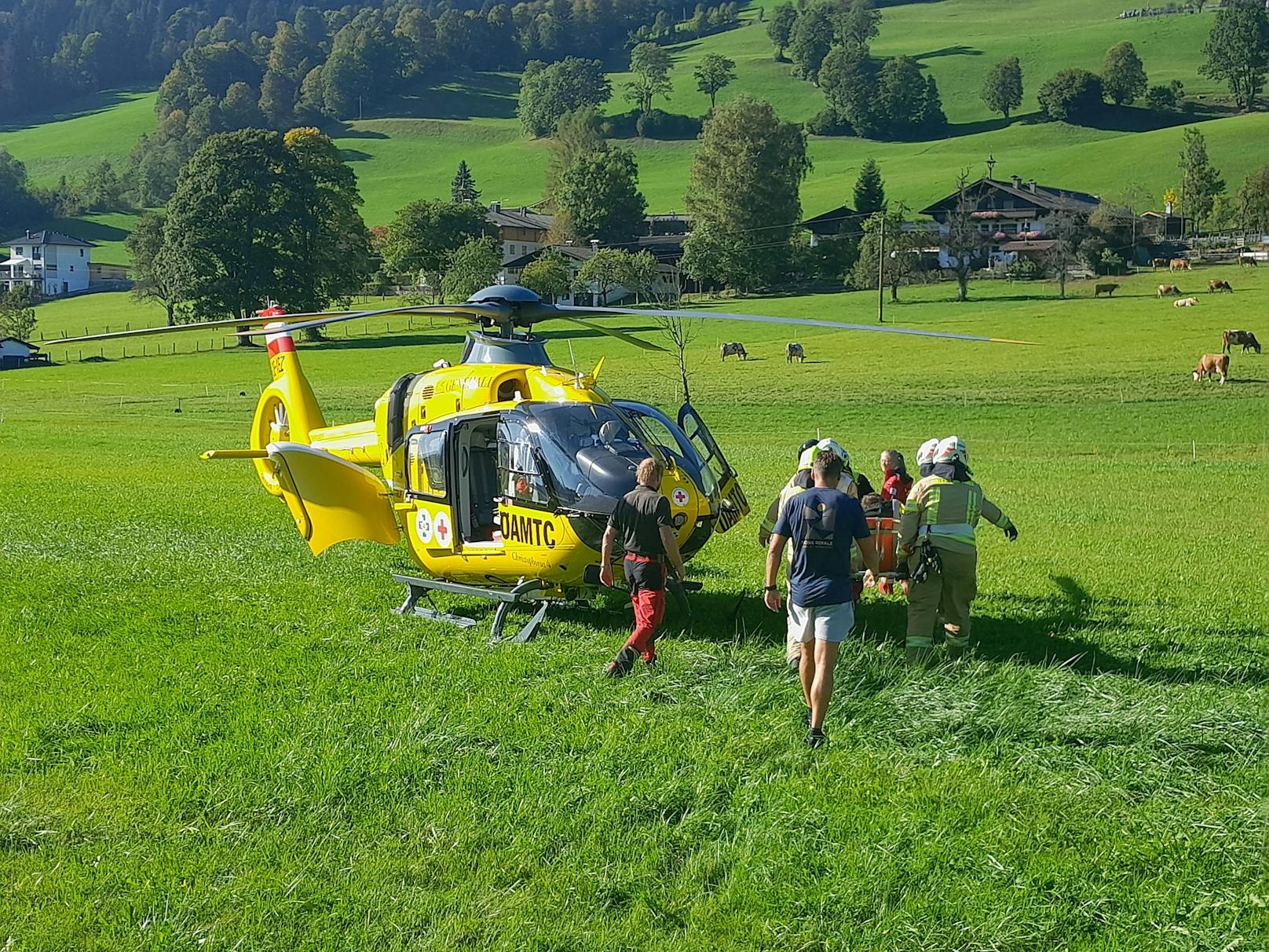 Mutmaßlich aufgrund von Sekundenschlaf knallte ein 53-jähriger Postler am 2. Oktober 2023 mit seinem Wagen gegen einen Oberleitungsmasten der ÖBB bei Brixen im Thale und löste damit ein doppeltes Verkehrschaos aus.