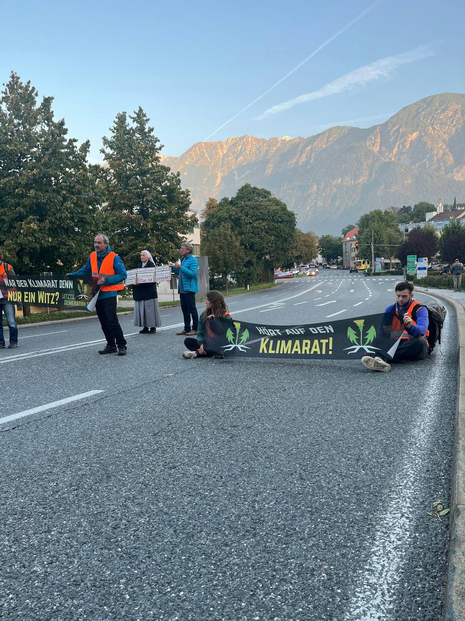 Mit einem Sitzstreik auf der Kreuzung Pfannhausstraße/Stadtgraben protestierte die "Letzte Generation" am Montag erstmals in Hall in Tirol "gegen die Säumigkeit der Regierung trotz der Katastrophen und dramatischen Temperaturrekorde dieses Sommers."