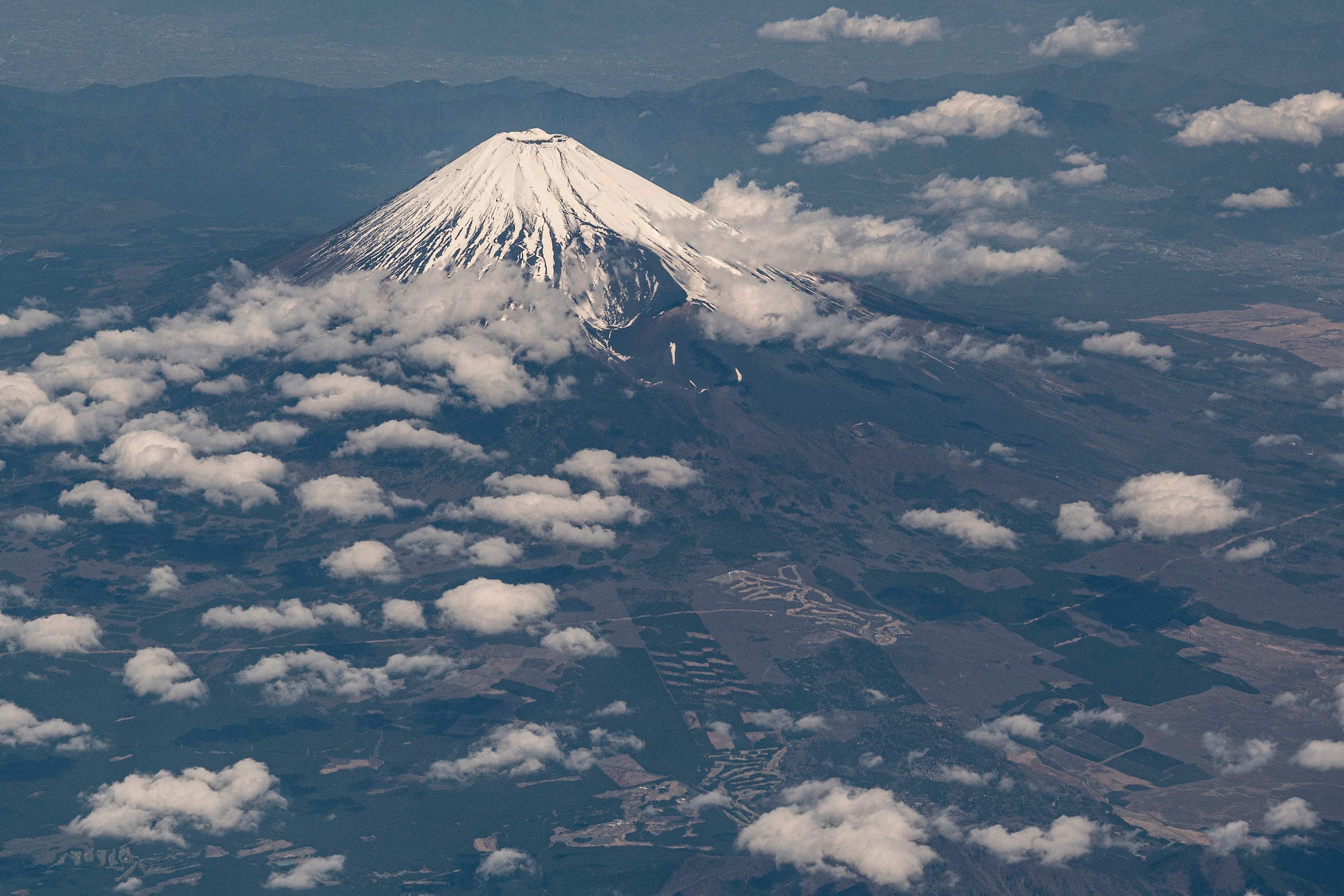 Download von www.picturedesk.com am 02.10.2023 (16:03).  This photo taken on April 13, 2023 shows an aerial view of Mount Fuji, Japan's highest mountain at 3,776 meters (12,389 feet), from the window of a passenger jet. (Photo by Richard A. Brooks / AFP) - 20230413_PD19669 - Rechteinfo: Rights Managed (RM) Nur für redaktionelle Nutzung! Werbliche Nutzung erfordert Freigabe: bitte schicken Sie uns eine Anfrage.