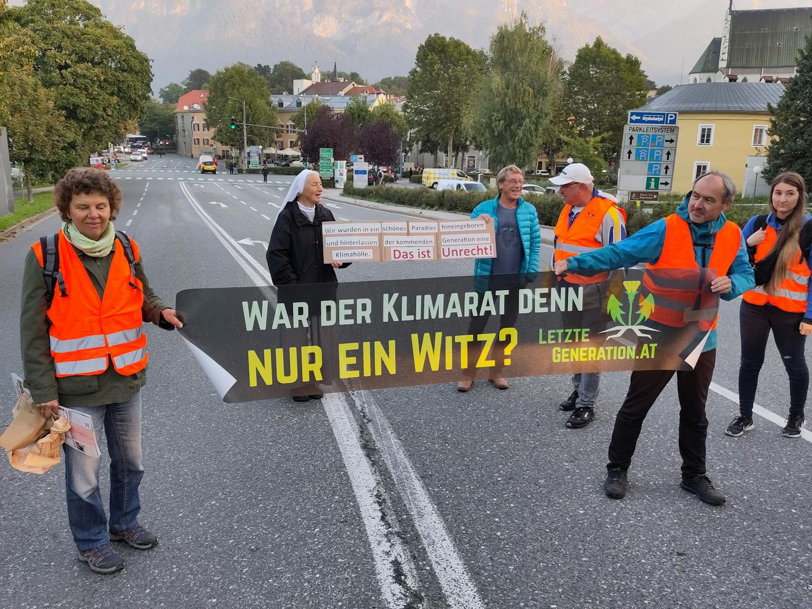 Mit einem Sitzstreik auf der Kreuzung Pfannhausstraße/Stadtgraben protestierte die "Letzte Generation" am Montag erstmals in Hall in Tirol "gegen die Säumigkeit der Regierung trotz der Katastrophen und dramatischen Temperaturrekorde dieses Sommers."
