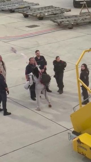 Noch auf der Landebahn bewarf die Frau ihren Begleiter und die Beamten mit Dutzenden Geldscheinen.