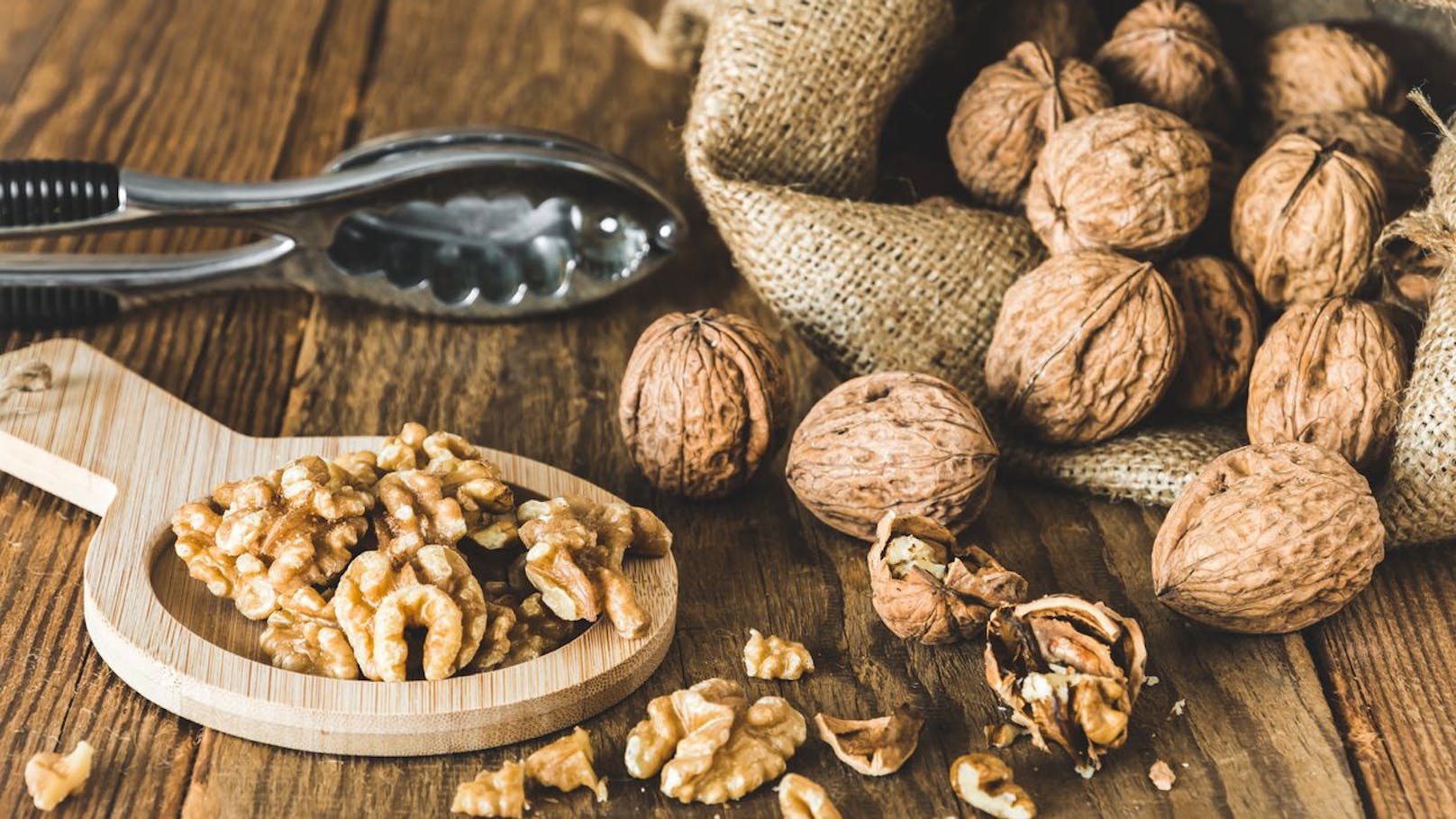 Reife <strong>Walnüsse</strong> dürfen als Snack gekostet werden, aber solange die Nuss noch in der grünen Hülle steckt ist sie unreif und giftig.