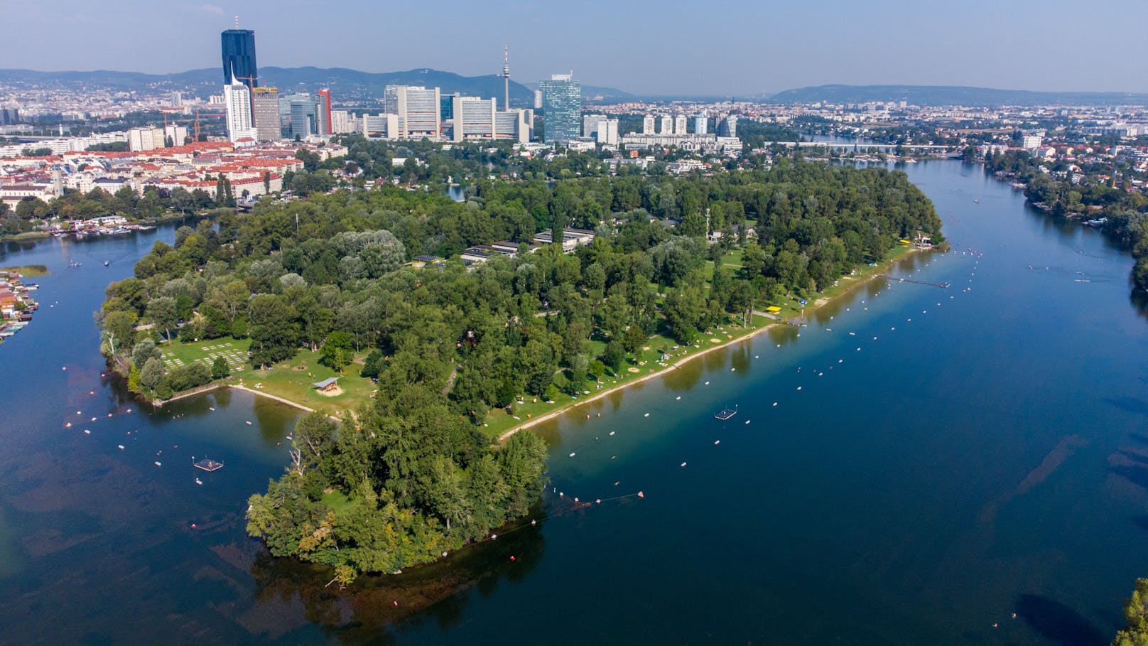 Das Gändehäufl an der Alten Donau ist eines der größten Freibäder Europas.