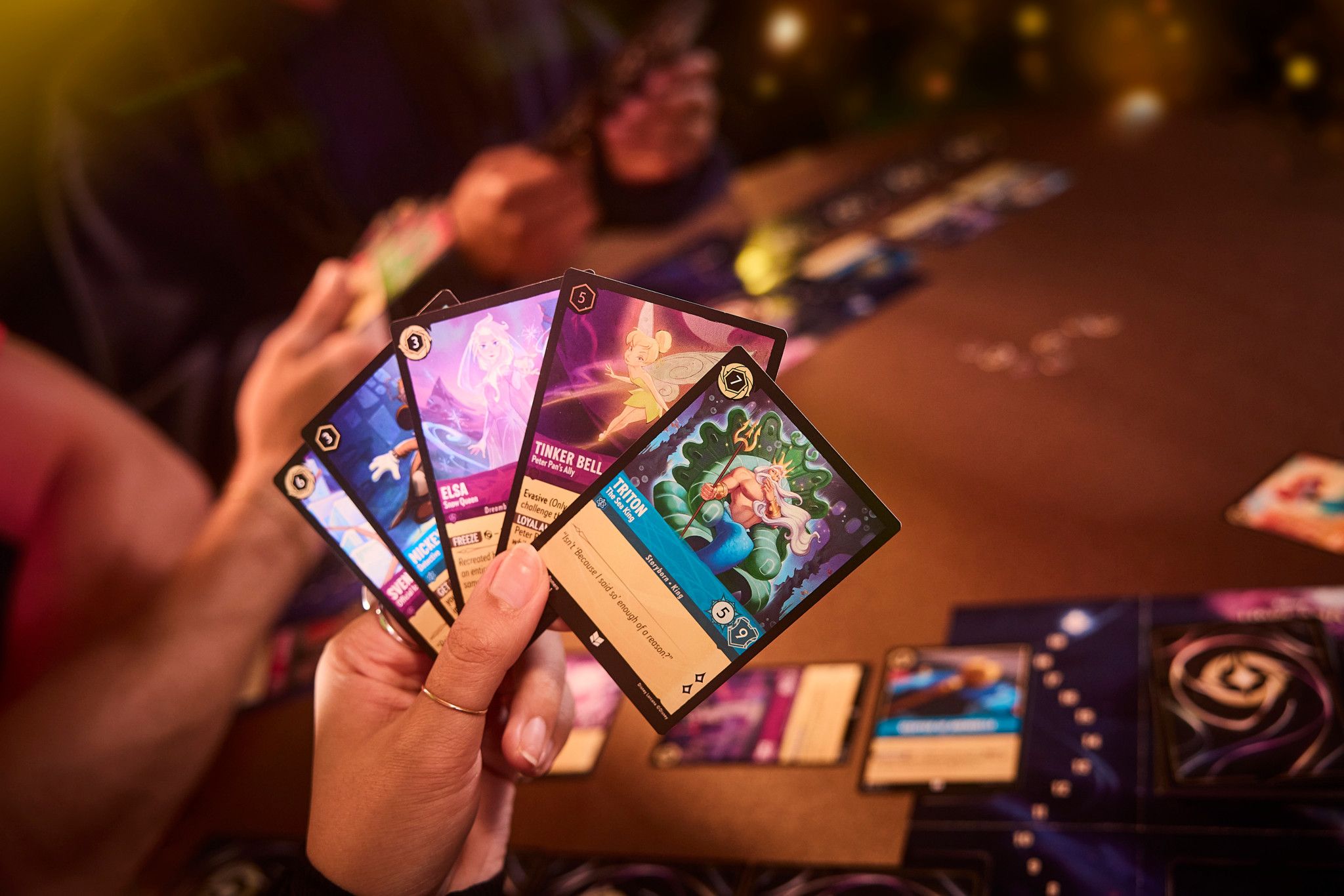 Das neue Disney-Kartenspiel "Lorcana" wird zu einem teuren Massenhype – seltene Karten werden teils für Hunderte Euro verkauft. 