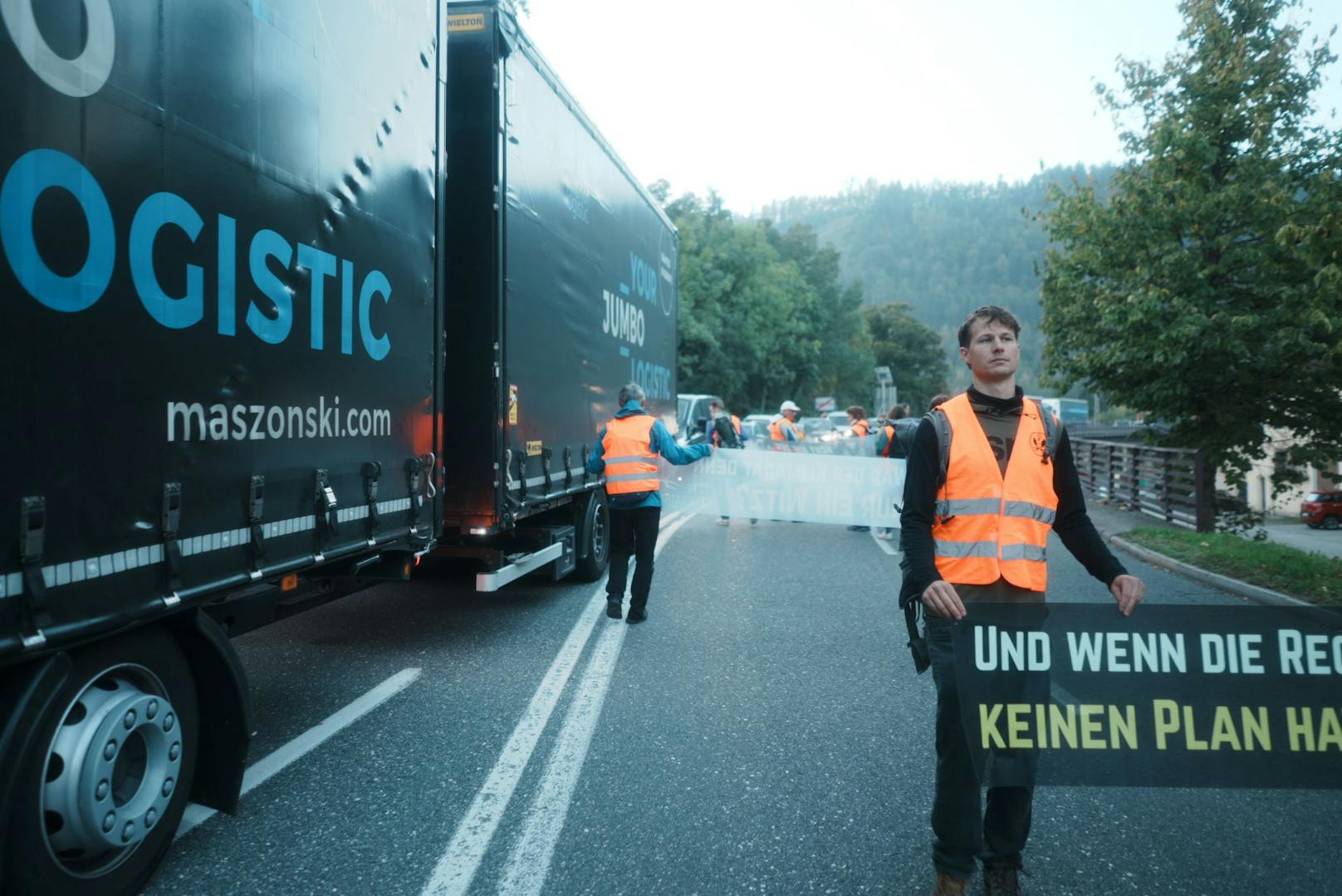 Mit einem Sitzstreik auf der Kreuzung Pfannhausstraße/Stadtgraben protestierte die "Letzte Generation" am Montag erstmals in Hall in Tirol "gegen die Säumigkeit der Regierung trotz der Katastrophen und dramatischen Temperaturrekorde dieses Sommers."