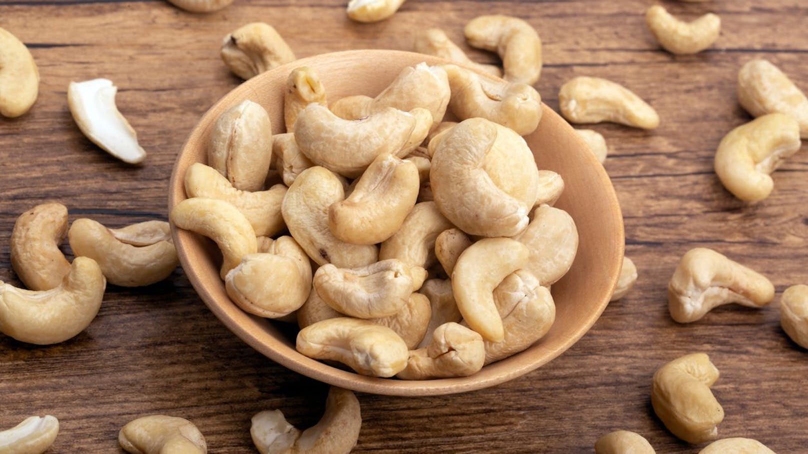 <strong>Cashews</strong> enthalten Omega-3-Fettsäuren und auch Ballaststoffe, doch Phosphor machen sie für den Hund nur <strong>in Maßen</strong> geeignet.