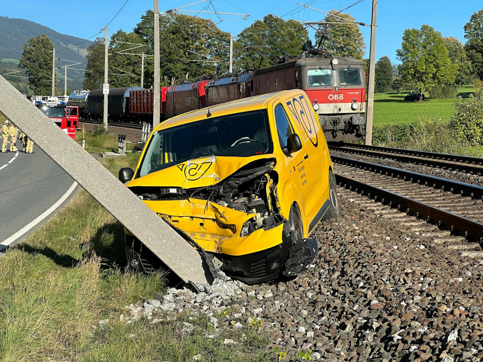 Mutmaßlich aufgrund von Sekundenschlaf knallte ein 53-jähriger Postler am 2. Oktober 2023 mit seinem Wagen gegen einen Oberleitungsmasten der ÖBB bei Brixen im Thale und löste damit ein doppeltes Verkehrschaos aus.